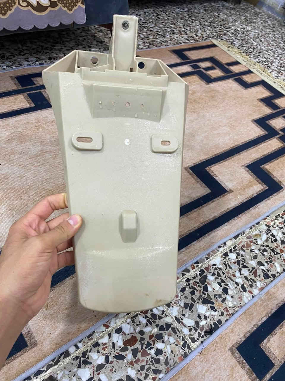 سلام عليكم دواخل مال بوليس 3قطع كريمي للبيع اب 20الف قفل  ما ابيع قطعة وحدة عنواني البياع تقاطع درويش رقم الهاتف ***********
