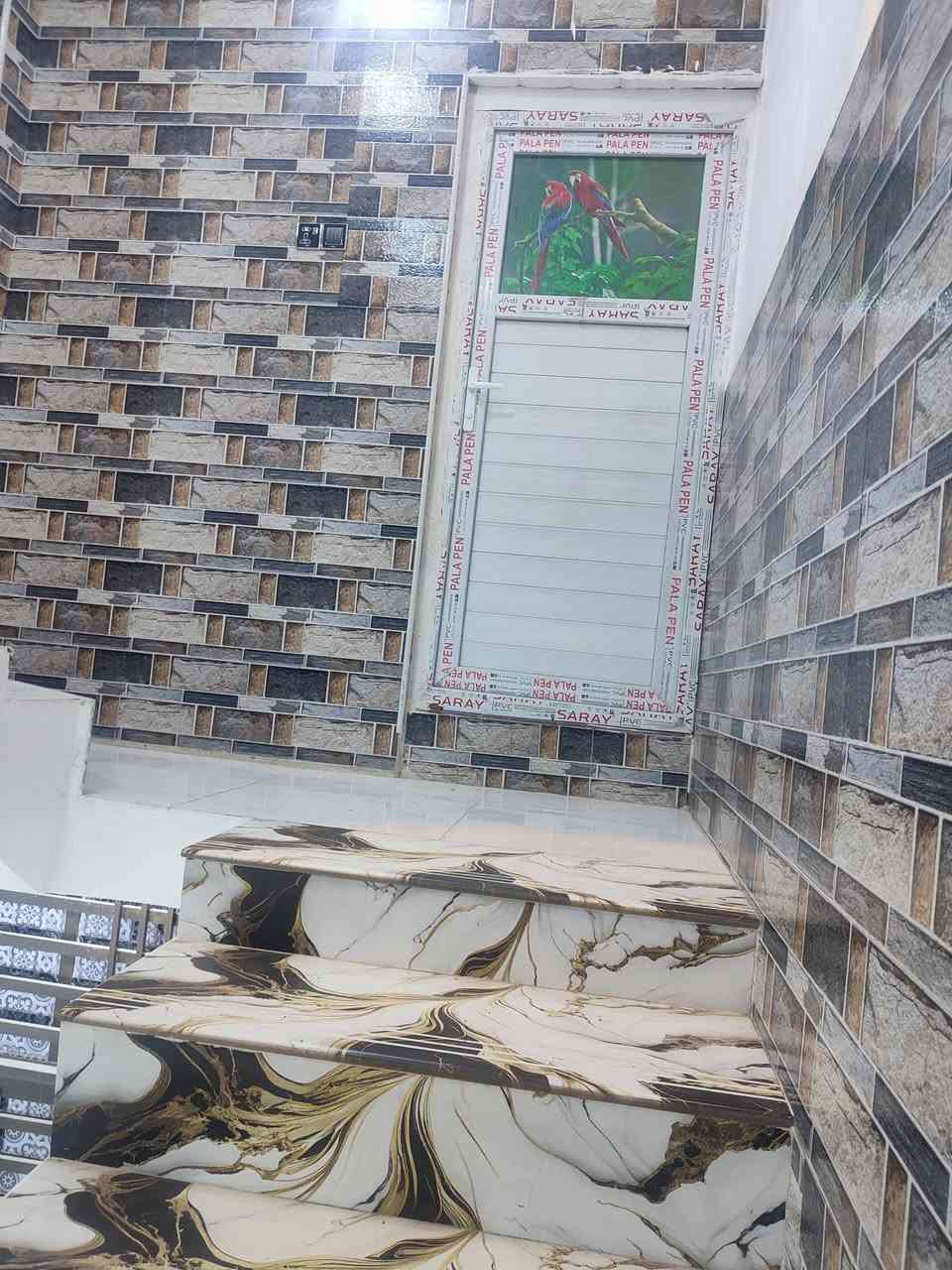 للبيع مساحه 120 متر طابو زراعي سند 25 طابقين ثلاث غرف نوم مطبخ وهول واستقبال مجمع صحيات عدد 2 خلف محطه اضواء الحله شارع 80 كربلاء يرهم مراوس ***********

