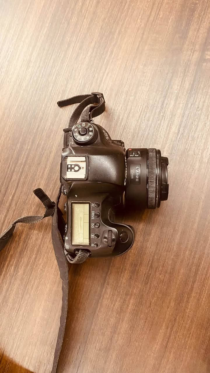 Canon
كاميرا كانون (6D) full frame 
مع عدسة 50mm 

بطاريات وشاحنة 
البيع لغرض التجديد 
التواصل على واتساب الفيس بوك غير متواجد بي 
***********
