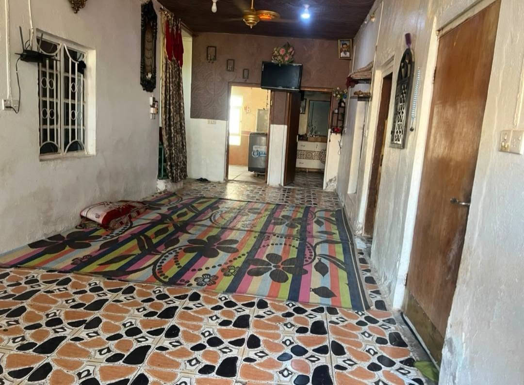 بيت للبيع طابو صرف حر مداور ثاني يوم مساحة البيت ٢٢٠ متر يتكون البيت من اربع ( ٤ ) غرف نوم ومطبخ وصاله وبراني وصحيات داخليه وخارجيه وكراج سياره البيت بناء قديم بس نضيف وعالي عن الشارع وجاهز للسكن متوفر كافة الخدمات تبليط مجاري انترنيت ضوئي العنوان قطاع عشره قريب على مدرسة احمد الوائلي سعر البيت ( ١٠٠ ) مليون وبي مجال للأستفسار على هذه الرقم  ***********
