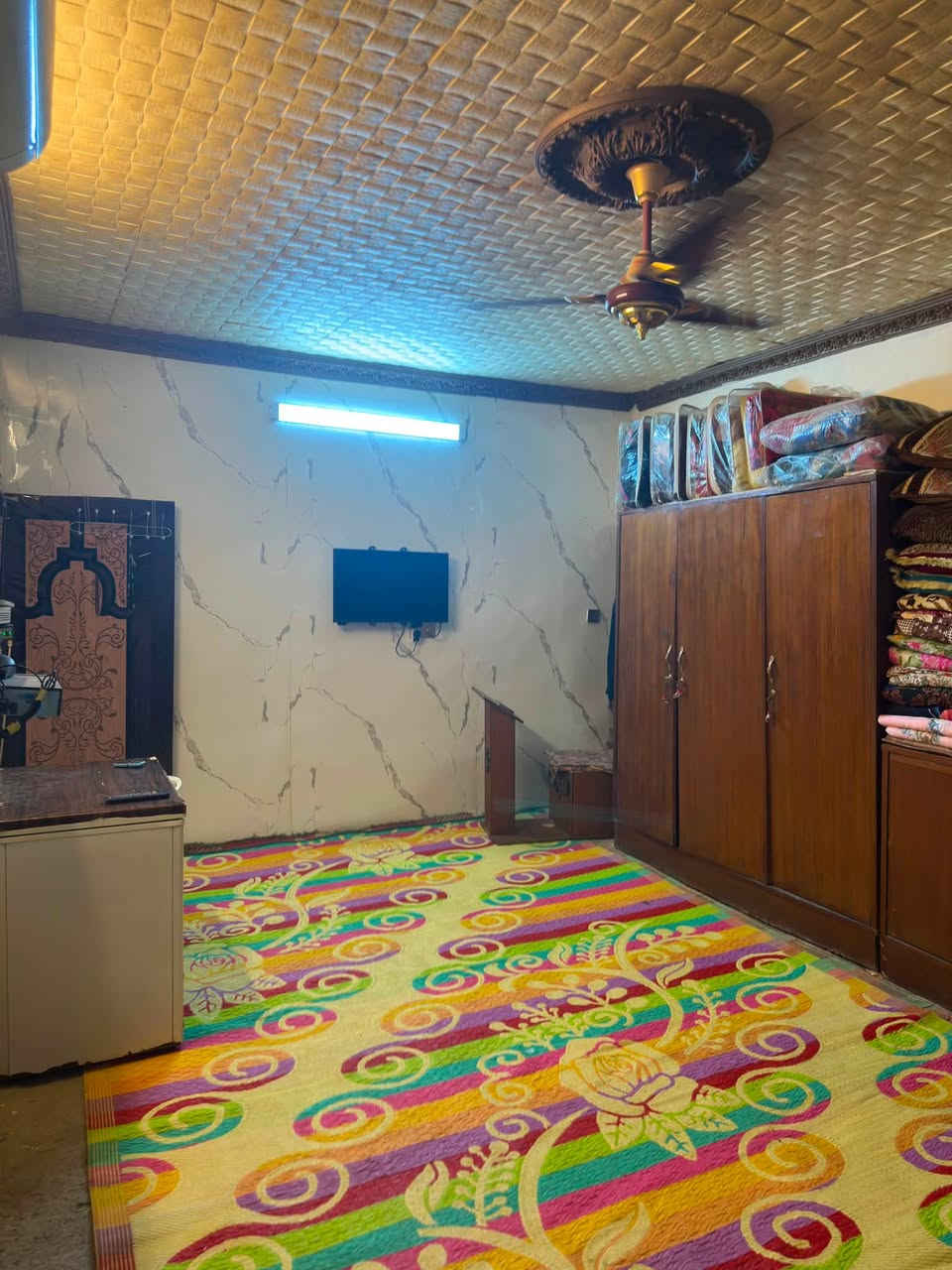 السلام عليكم 
بيت مساحه 125 متر تجاوز صب مسلح بصف السوك شارع كهوه المتقاعدين ويه لبيت غراض كاونتر طباخ كنتور بوفيات عدد 2 مجمده تانكي ماطور ماء نضام سستم كامرات مغاسل 3 الاتصال على الرقم ***********
