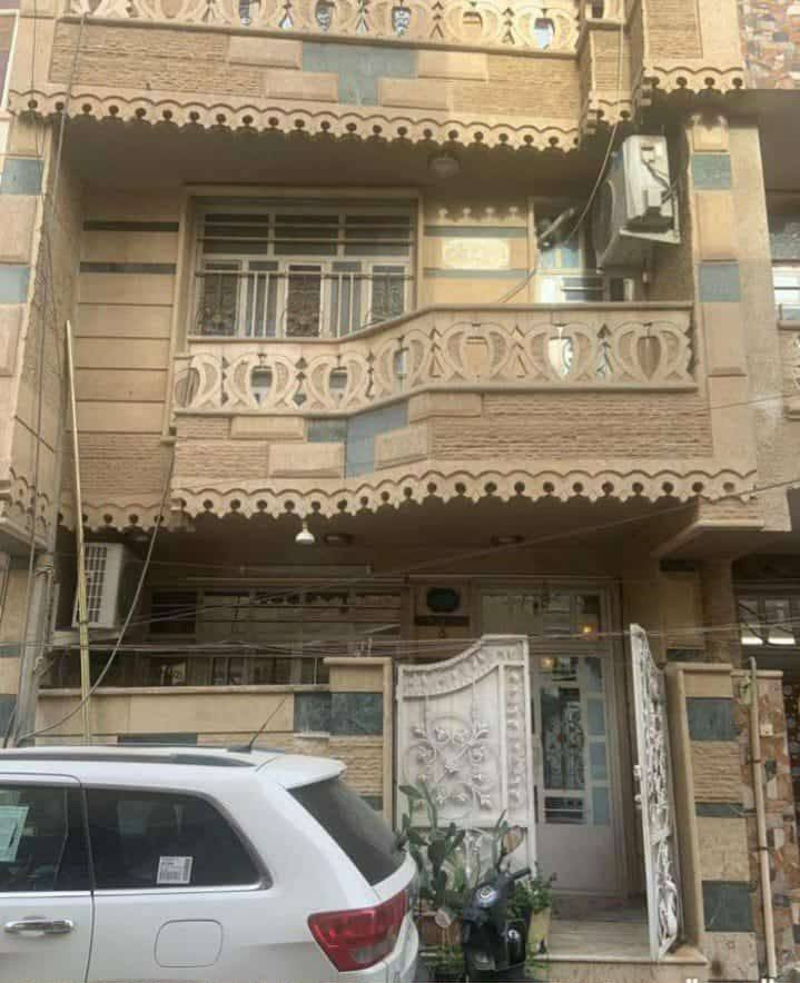 بيت ٥٤ م واجهة ٥،٥ م ثلاث طوابق وبيتونه ومخزن بنل سندويج في السطح يحتوي على صالة ومطبخ و٣ غرف نوم و٢ حمام العنوان/ الأعظمية/ شارع عمر للمعلومات الإتصال على الرقم ***********
