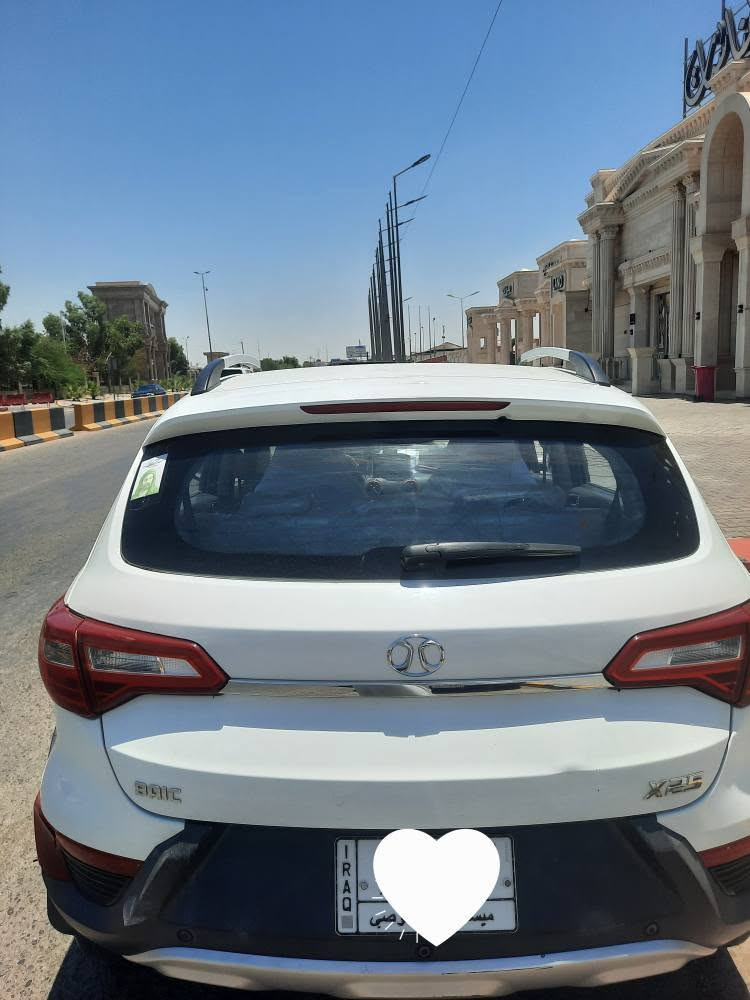 � للبيع – سيارة BAIC X25 موديل2019
📍 الموقع: بصرة 

📌 رقم: ميسان  سنويه ل 2028

🎨 اللون: ابيض

📄 السيارة: حرة ثاني يوم باسمك

ماشيه 92 الف

⚙️ المواصفات:

محرك 1500 سي سي 

گير أوتوماتيك سبورت

مكينة وگير ياباني

شاشة لمس

كامره امامي خلفي

حساسات خلفية

تحكم بالستيرن

إشارات بالمرايا

مثبت سرعة

تبريد شغال

كشنات جلد

السعر : 75 وبيها مجال

💎 سيارة نظيفة واذا اكو مراوس ترهم حسب الاتفاق

للإستفسار التواصل :*********** ابو الخصيب, البصرة
