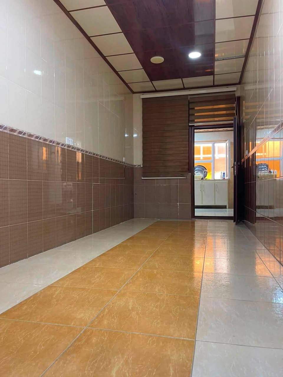 📍 للبيع – دار في منطقة أوبارة
قريب من مدرسة زورك الابتدائية وإعدادية أنام

🏠 المساحة: 188 متر

🔹 تفاصيل الدار:

* استقبال 4×6
* هول 4×4
* مطبخ 4×4
* غرفتا نوم:
    * 3×6 (مع أونص)
    * 3×6
* الدار بالكامل كاشي
* دكت تبريد
* درج معزول
* سقوف مغربية بالكامل
* كاميرات مراقبة
* كراج سيارة كبير

💧 الخدمات:

* ماء 24 ساعة
* فرع صب
* الكهرباء والماء باسم صاحب الدار

📄 الوضع القانوني:

* الدار ليس دورًا حكوميًا (تجاوز)، لكن تم تقديم معاملة كاملة للطابو في البلدية.
* عند البيع يتم نقل الملكية بموجب مكاتبة مع تحويل اشتراكات الماء والكهرباء إلى اسم المشتري.

💸السعر 45 مليون و بي مجال قليل

📞 للاستفسار: ***********
