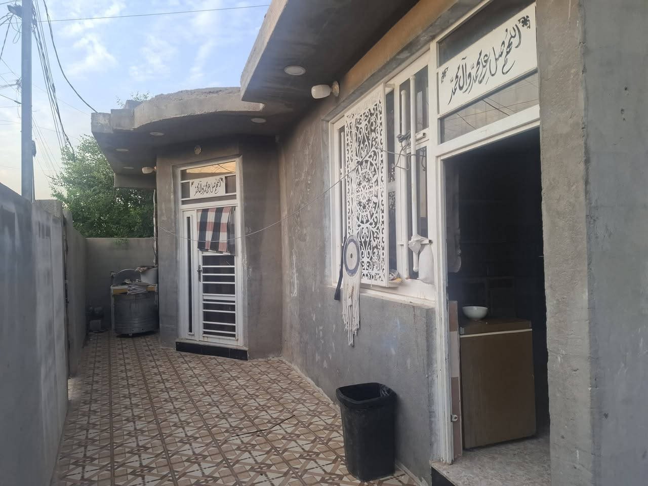 السلام عليكم بيت للبيع العنوان حواس حي ام البنين شارع الكراغول مساحت البيت ٦٠٠ البناء ٢٠٠ متر يبعد عن الشارع ٢٠٠ متر ***********
