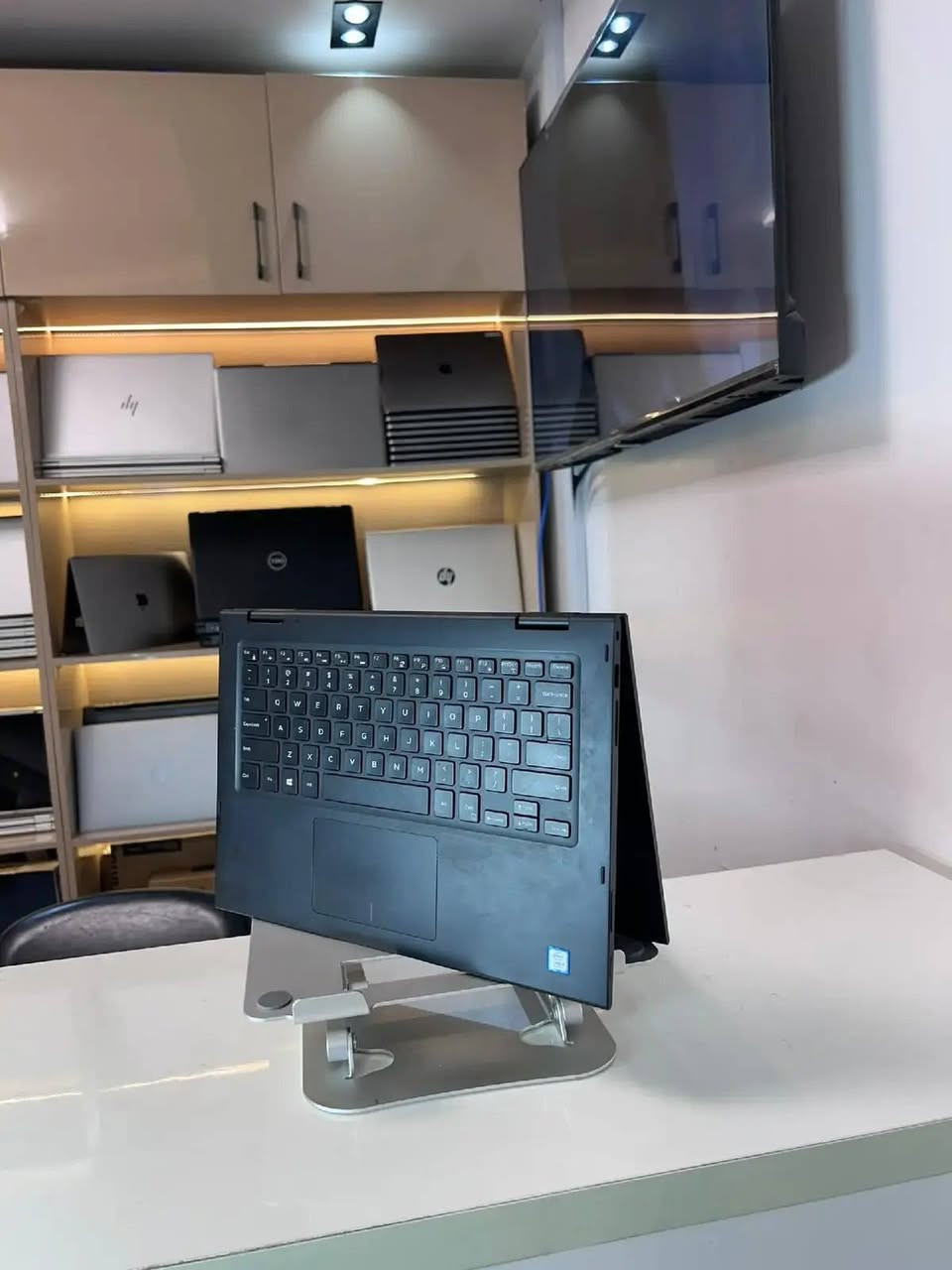 Dell 3390 • i5 جيل ٨ • شاشة لمس