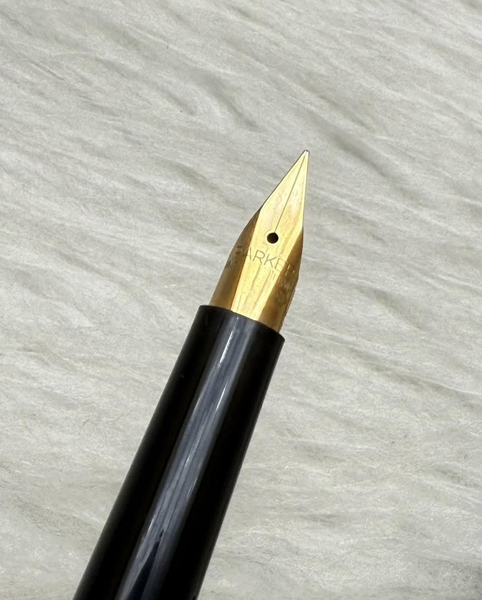 PARKER( 85)
قلم  باركر ٨٥
حبر 
تغليف فضة 
من الموديلات المميزة لباركر 
فرنسي المنشأ اصلي 
ريشة(سلاية) ذهب عيار 14k
جنكال + حلقات طلاء ذهب 
حجم الخط F
انتاج سنة الثمانينات 
مع العلبة الاصلية والكرنتي
جديد غير مستخدم
للاستفسار المراسله على الخاص او الاتصال بالرقم  *********** 
يوجد خدمة توصيل داخل بغداد و محافظات
