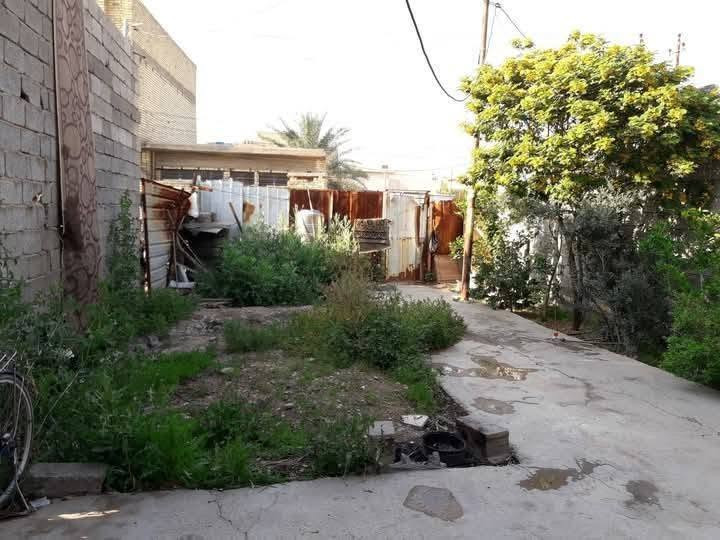 سلام عليكم دار للبيع  مساحه120 جنس زراعي سند 25 يحتوي من كراج واسع و غرفتين و خدمات و ترك خارجي و مطبخ سعر 35 وبي مجال موقع البيت الشعب منطقة السريدات القديمه مربع الثالث رقم الهاتف ***********
