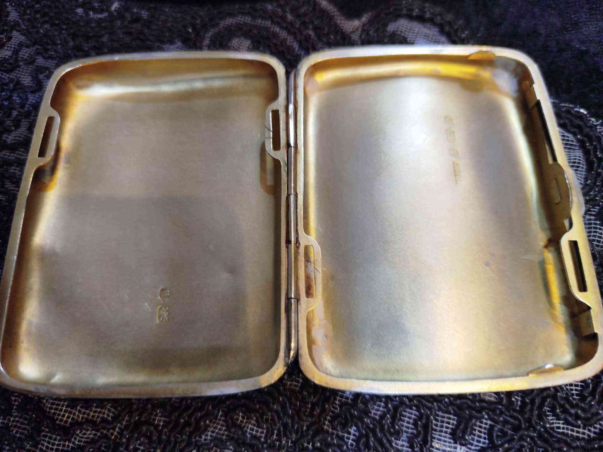 علبة سكائر فضة انتيكة انكليزي - السعر 350 الف مع التوصيل - تفاصيلها موضحة بالصور
