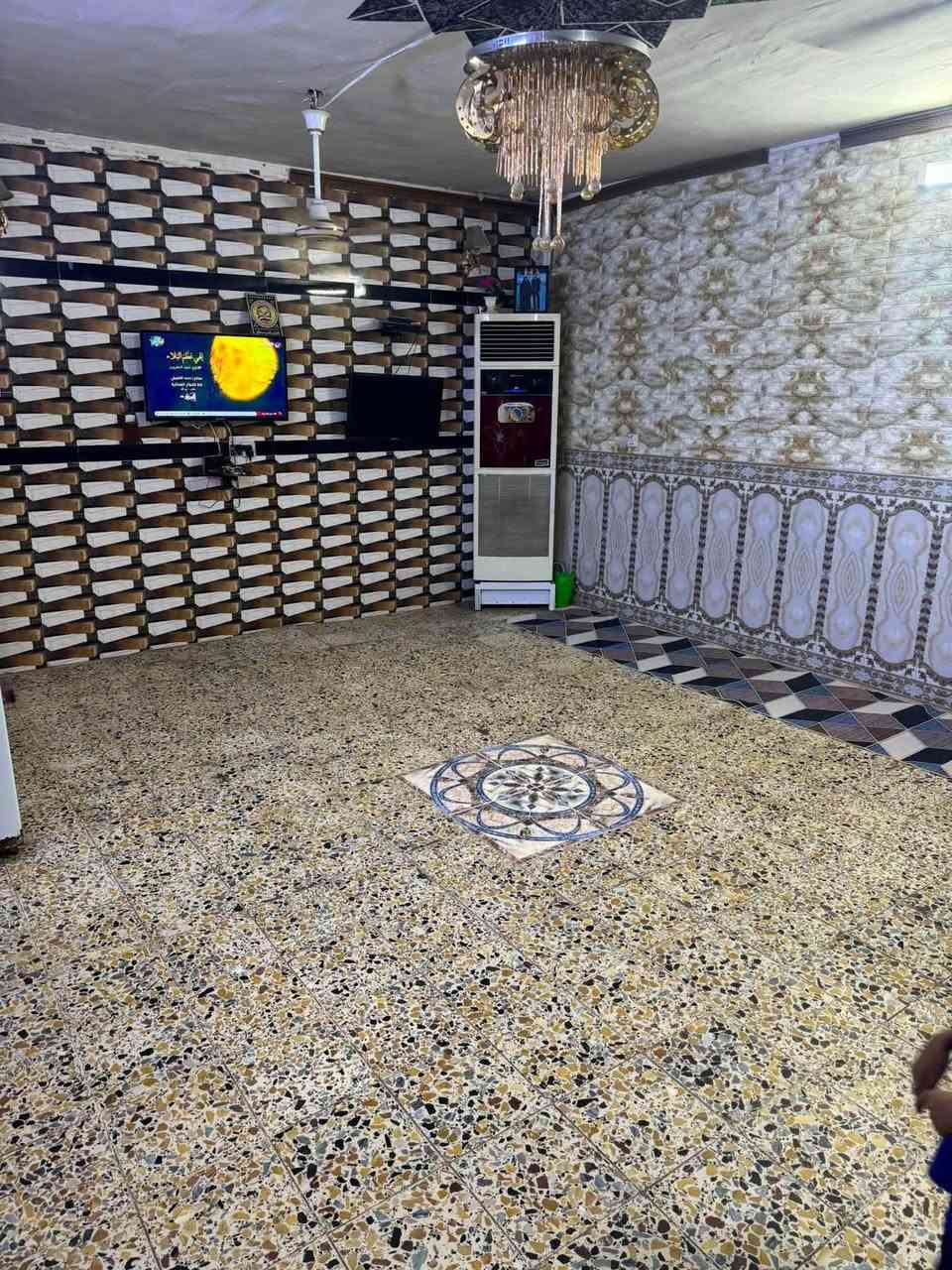 بيت معروض للبيع مساحة 200 متر طابقين والبيت جاهز للسكن بالكامل كله كاشي وسيراميك ويحتوي على حمامات داخلية وخارجية بالطابقين وموقعه بشارع الشمري قرب مدرسة التضامن وقرب علي للتبريد وقريب عليه 3 مدارس ابتدائية ومتوسطة وإعدادية السعر 82 ومستعجلين بالبيع والبيت مناسب جداً للسكن للتواصل ***********
