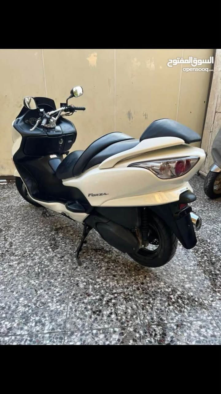 فورزا 09 كرستال جاهزة من كلشي عمية بلاد بيها منفيست اوراق كمرك هم مكفوله ب مليون و300 وبيها مجال للشراي او مراوس حسب القناعه عنواني البصرة الحكيميه 
***********

نص مكتوب في الصور:
- السوق المفتوح opensooq.com