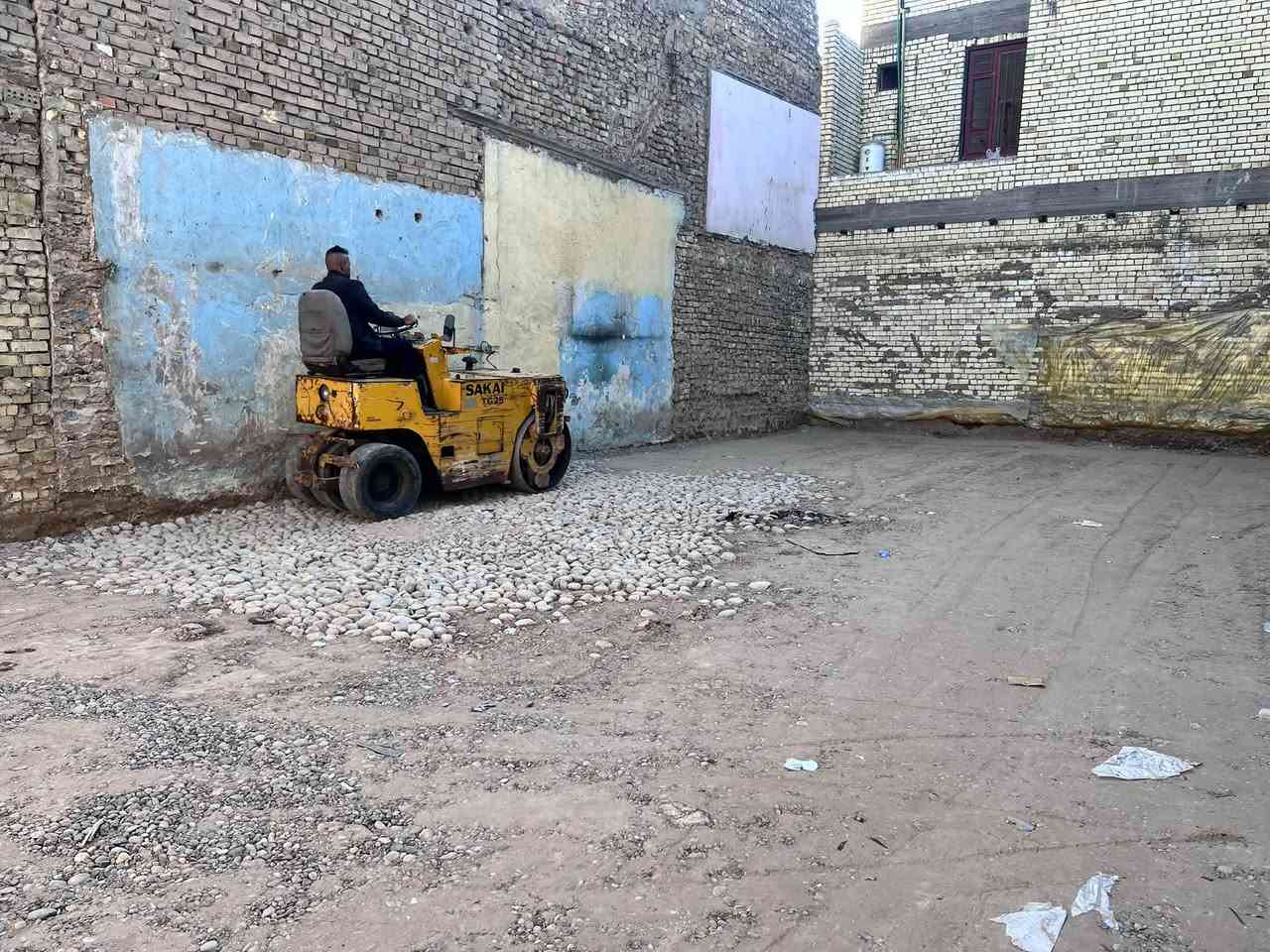 بيت طابقين للبيع قطاع 68 6 غرف نوم
الموقع: مدينة الصدر، الكيارة (البيت داخل اول فرع في قطاع 68، بلوك رقم 1 خلف باب دخول محطة تعبئة وقود قطاع 68 الحكومية). البيت داخل فرع 6 متر قريب على الطالبيه وقريب على المستشفى وقريب على السوق والمدارس والمستوصف والشارع العام وكل الخدمات تقريباً 
المساحة الإجمالية: 144 متر مربع (الواجهة: 8 متر، النزال: 18 متر).
نوع السند: طابو ملك صرف (باسم مالك العقار مباشرة).
طبيعة وعمر البناء: بناء حديث جداً (سنة 2025)، بنهايتها الارضية رفت 50 سم البناء بالطابوق السقوف مسلح السطح كامل شتايجر، الستارة ملبوخة بالكامل من الداخل.
المواصفات والخدمات الفنية والتبريد:
الكهرباء: تأسيس بواري دفن، وتسليك وايرات سعودي (قياس 2.5 ملم و 6 ملم).
الماء والسباكة: بواري دفن على الطريقة الحديثة (نظام بطارية)، بواري الماء النازل قياس 2 إنج، تانكيات ماء عدد 2 (سعة كل تانكي 1000 لتر)، وكل حمام يحتوي على (شاور + بانيو + مغسلة + تواليت غربي).
نظام التبريد والسبالت: * الغرف الخلفية: تأسيس بواري دفن مخصصة للسبالت (يدخل منها أنابيب التبريد) مع تأسيس بواري فضلات المياه لتصريفها نحو المنور.
الغرف الأمامية بالطابق الثاني والاستقبال: مجهزة بنظام مكيفات (المكيفات موجودة ومتوفرة مع البيت).
اللبخ والإنهاءات: الحمامات مغلفة بالسيراميك بالكامل، باقي البيت لبخ إسمنت بالكامل (حتى السقوف) ومباشرة فوق الإسمنت بياض بورق.
ارضية البيت بالكامل بورسلين 60x60 سم
الدرج باية ومراية بورسلين محجر درج خشب
المناور: يحتوي البيت على مناور عدد 2 (بقياس 1.5 متر × 1 متر).
تفاصيل وتقسيم الطوابق والقياسات بالدقة:
الاستقبال: غُرفة استقبال كبيرة بقياس (6 متر × 3.60 متر).
المطبخ: بقياس (3 متر × 3.60 متر).
الصالة والدرج: صالة داخلية بالطابق الأول بقياس (4 متر × 5 متر) وبداخلها الدرج، والطابق الثاني يحتوي أيضاً على صالة بنفس القياس (4 متر × 5 متر).
غرف النوم (المجموع 6 غرف):
عدد 4 غرف نوم بقياس (3.60 متر × 5 متر).
عدد 2 غرف نوم بقياس (6 متر × 3.60 متر).
الحمامات (المجموع 3 حمامات):
حمامات داخلية عدد 2 بقياس (3 متر × 2 متر).
حمام وتواليت خارجي مشترك عدد 1 بقياس (2 متر × 1 متر).
السطح والبيتونة: بيتونة كبيرة بقياس (8 متر × 4 متر) قاصمة البيت إلى سطحين.
الملحقات الخارجية: كراج سيارة كبير بقياس دقيق (5.75 متر × 3.60 متر).
السعر الإجمالي: سعره 275 مليون السعر غير قابل للنقاش
رقم التواصل: ***********.

