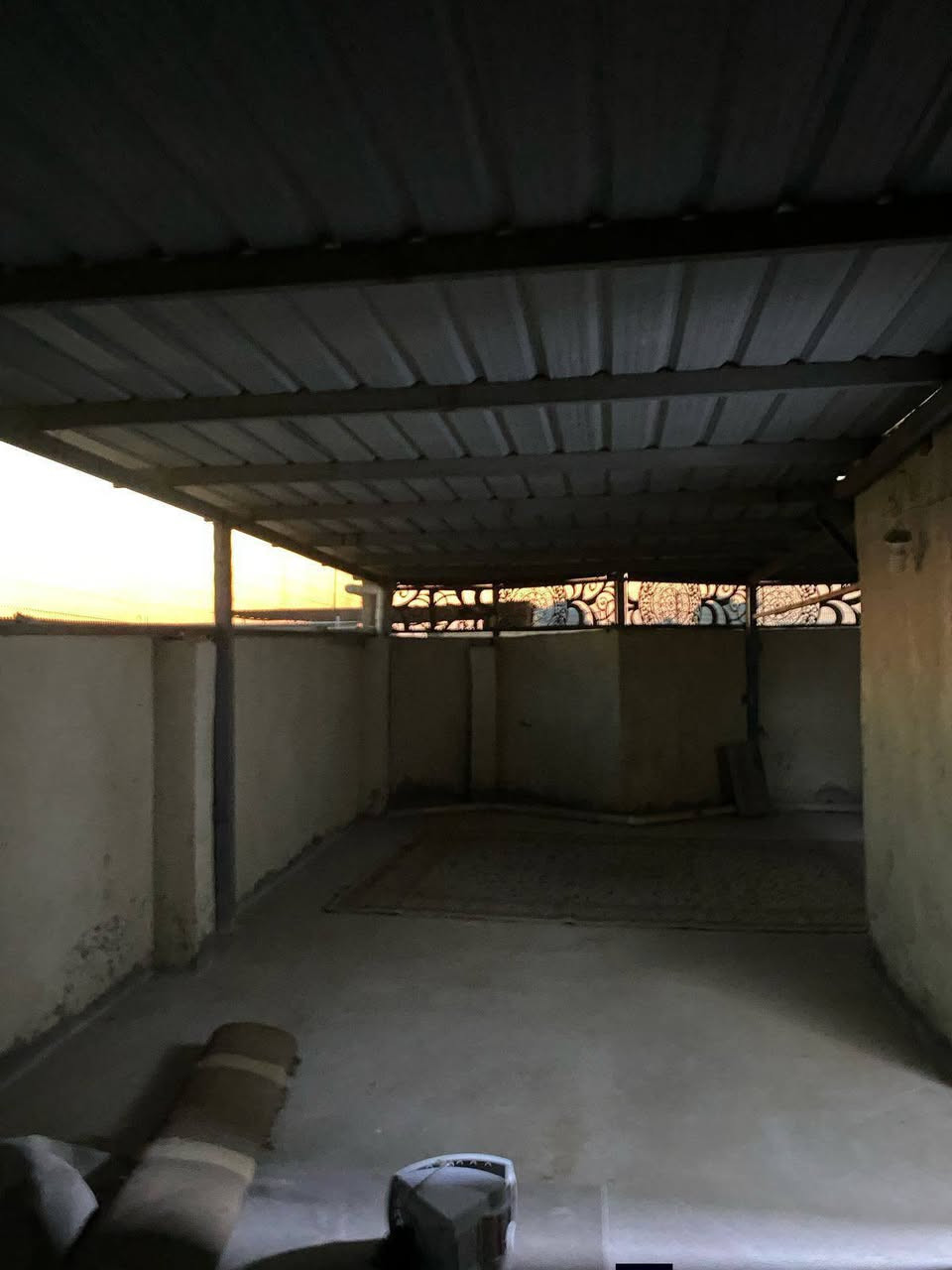 السلام عليكم
بيت طابقين حي المهندسين موقع مميز قريب على 4 شوارع وقريب على حديقه  .. قياساته حلوه واجهه 7.5 متر ونزال 10.5 متر . الاجمالي تقريبا 80 متر  .. بي 3 غرف  ومطبخ واستقبال وموزع كبير وبي 3 حمامات ابيع مع المطبخ كاونتر تفصال وياه والطباخة . وبي  سقيفه درجه اولى حتى الجوانب مغلفهه مع مخزن . والبيت باسمي تحويل ثاني يوم. السعر 165 .. خاص او وتساب 
رقمي للتواصل ***********
