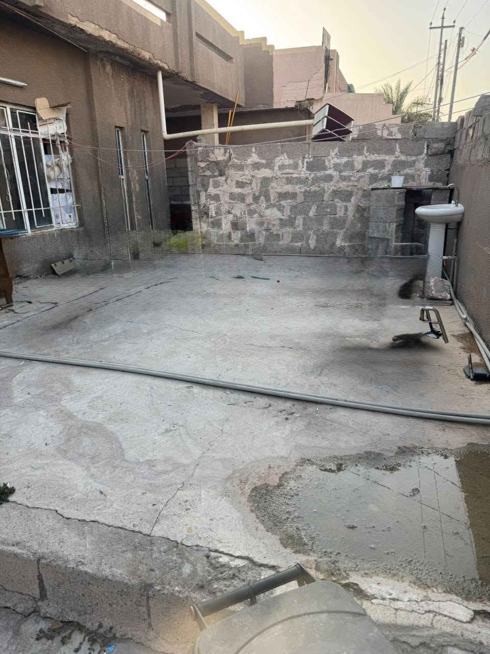 بيت للايجار مساحته 300م طابق ارضي
عنوانه حي الواسطي قرب على حسينه جعفر الصادق قرب مجمع المدارس 
مكون من 3 غرف نوم وهول واستقبال ومطبخ وصحيات وكراج 
للاستفسار ***********
