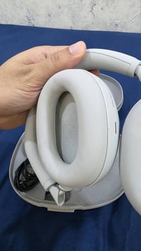 سماعه xm6 جديده ماخذهه قبل سبوعين ب ٥٠٠ الف سعر البيع ٤٠٠ الف و والله ...