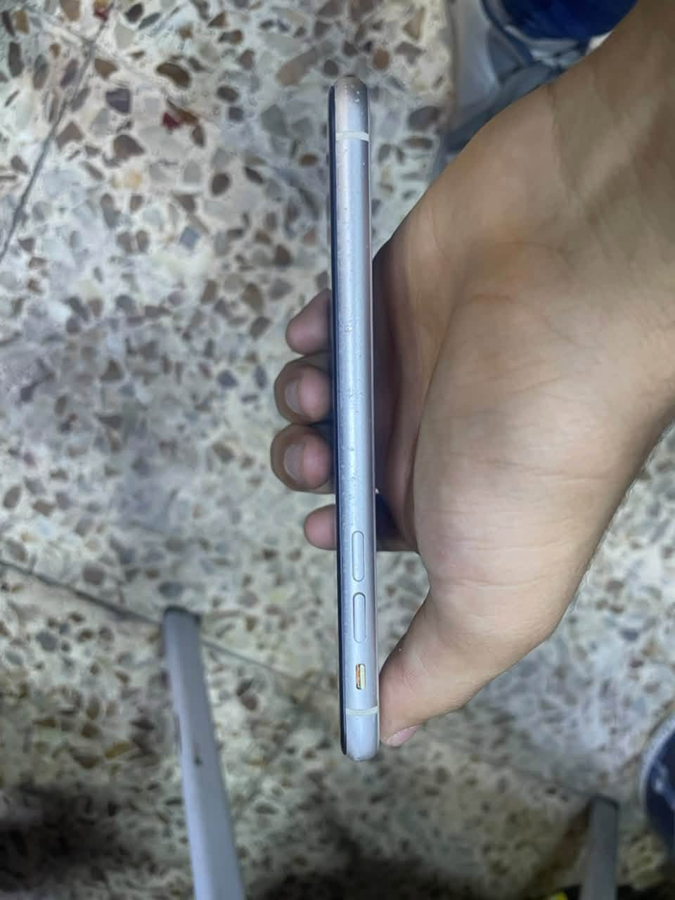 ايفون 11 عادي 

مستبدل شاشه وبطاريه تفصيخ لحد يحجي بكيفه ويكول مو تفصيخ 

بطاريه 100 

الشاشه بيها سواد من جوه من تخلي داكن ميبين 

التعلي والتنصي ومال الصامت واكفات 

فيس ايدي شغال 

كلشي شغال بجهاز 

سعر 150 قفل ربع دينار مانزل ولحد يراسل ويعامل احضره. 

*********** واتساب
