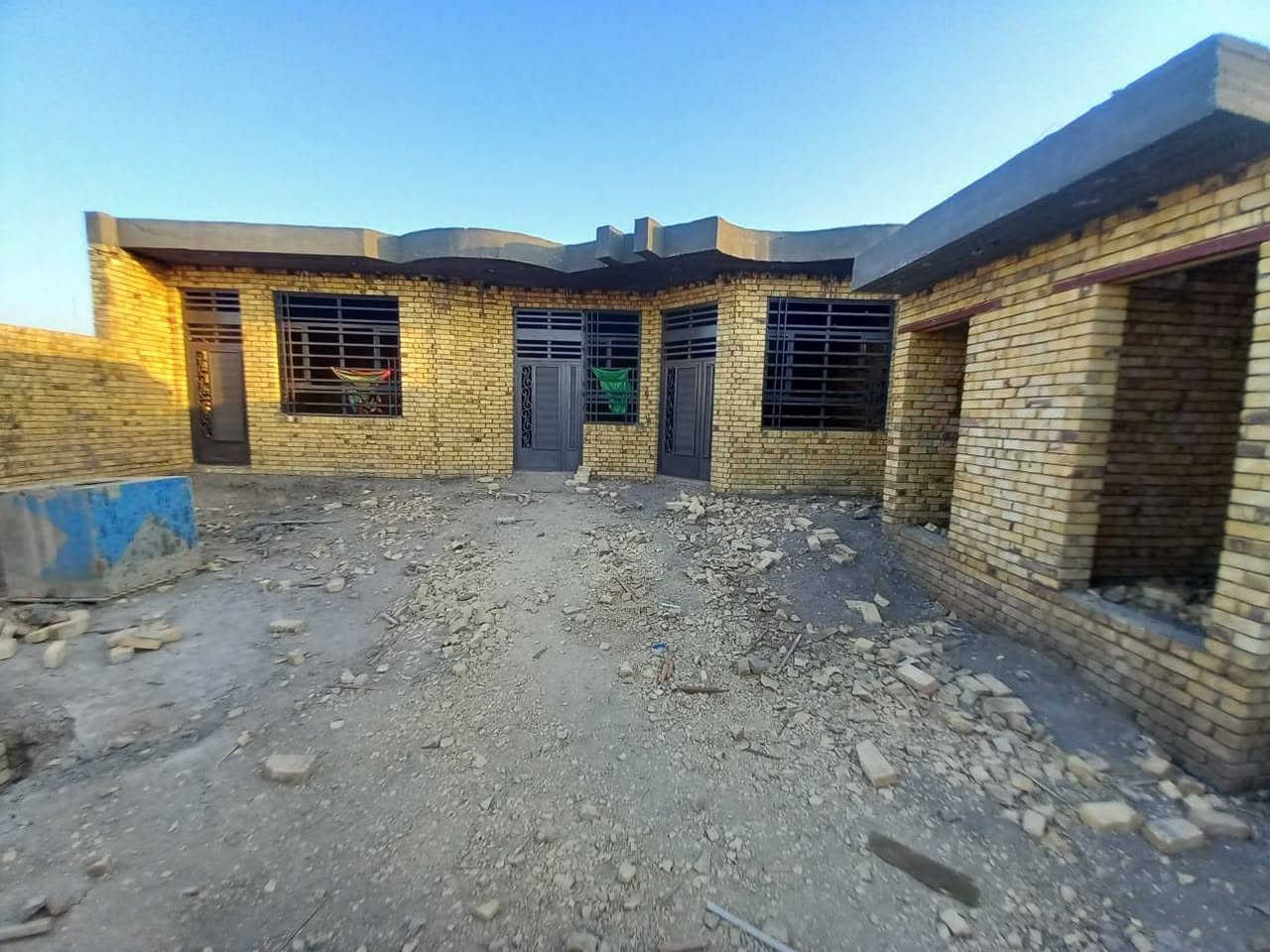 سلام عليكم
بيت هيكل للبيع في حي المهندسين مقابيل حي التربه
المساحه الكليه 500م
مساحة البناء 350 والباقي 150
يتكون من 3 غرف واستقبال 11 متر
ومطبخ وصحيات داخليه وخارجيه وكراج سياره
ماء وكهرباء وشارع 9 متر
للاستفسار الاتصال على الرقم ***********

ملاحضه:تريد البيت  وحده او تريد القطعه وحدها
