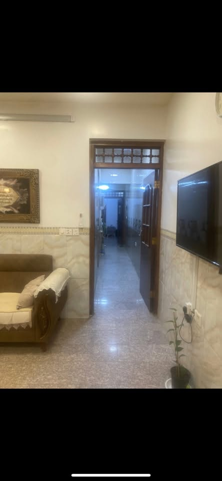 شقة للبيع تحتوي على صاله +مطخ+٢ غرف نوم وخدمات وبالكون امامي +منور خلفي طابق ثاني المساحه ٧٠م كراده داخل قرب مجمع الليث 
للاستفسار: ***********/***********
