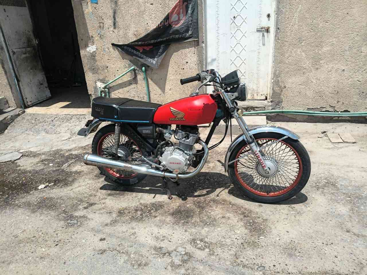 البيع.   سعر.  ٣٠٠.   ***********
