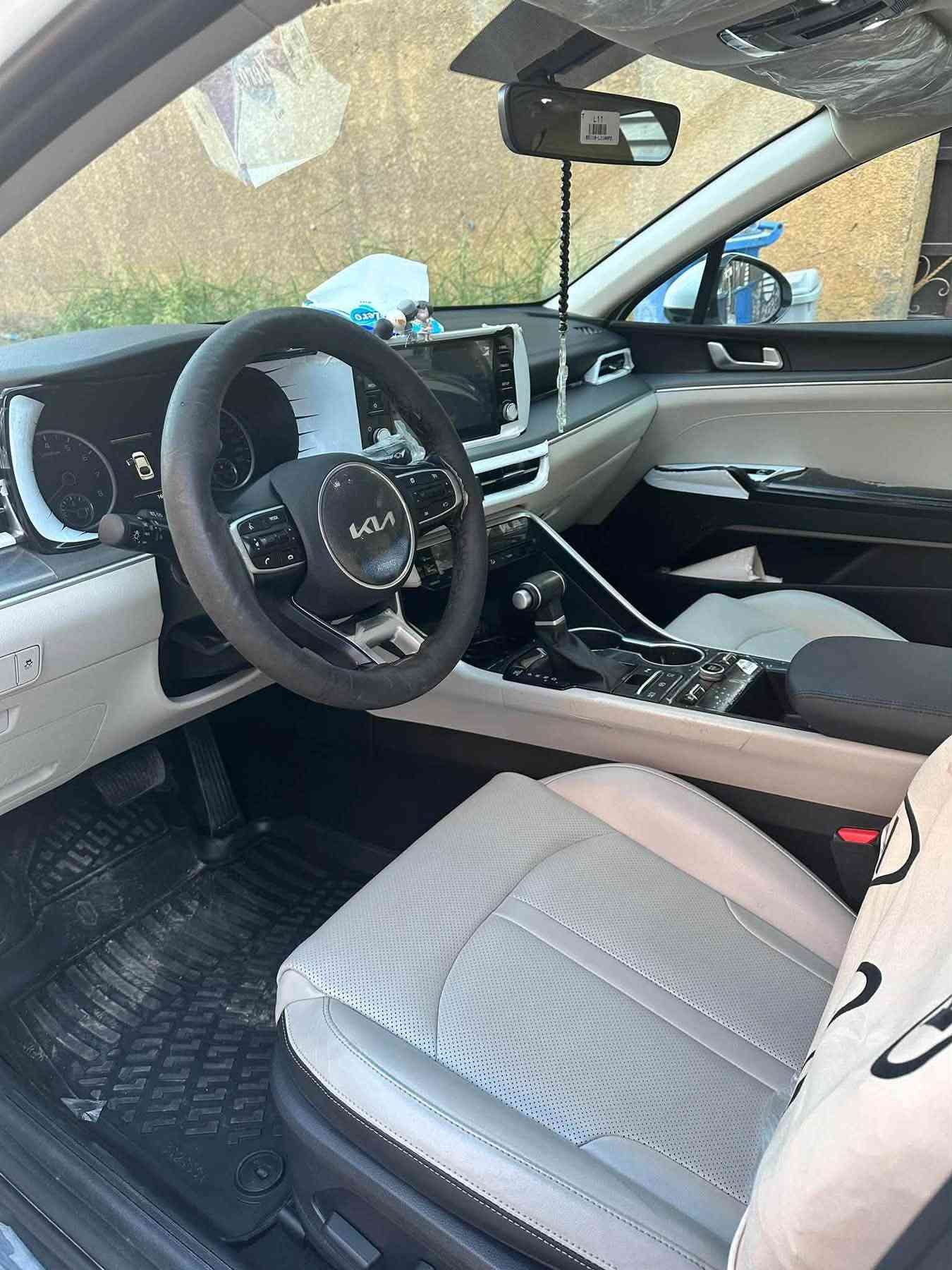 🔥 KIA K5 | موديل 2023
🇦🇪 وارد خليجي
📍 رقم أربيل – خصوصي
🛣️ الممشى: 37,000 كم فقط حقيقي 
⚙️ محرك 2.0 DOHC
🔄 أوتوماتيك

✨ المواصفات:
• سقف بانوراما 🌙
• كاميرا خلفية 📷
• حساسات أمامية وخلفية
• بصمة ودخول ذكي 🔑
• تشغيل عن بُعد
• مقاعد جلد اوف وايت 
• تدفئة المقاعد 🔥
• مقعد السائق كهربائي ⚡
• Blind Spot
• Apple CarPlay / Android Auto
• إضاءة LED
• مكيف أوتوماتيك ❄️
• حساسات ضغط الإطارات
• Auto Hold
• فرامل إلكترونية
• Drive Mode
• مرايات كهربائية شفط 
• أنظمة أمان وثبات
السياره اخذتها زيرو على ايدي وباسمي تحويل مباشر 
 بانزين محسن مشايفه العادي 
دهن وفلتر  كل ٣٠٠٠ كم ابدله امزويل من الوكاله
السياره جدا نظيفة بيها ملاحظات بسيطه تكحيلات بالدعامية فقط وشخص خفيف كد اصبع بالجاملغ الخلفي عايفه ما مصلحة 
السعر ٢١٥٠٠ $ وبيها مجال 
***********
