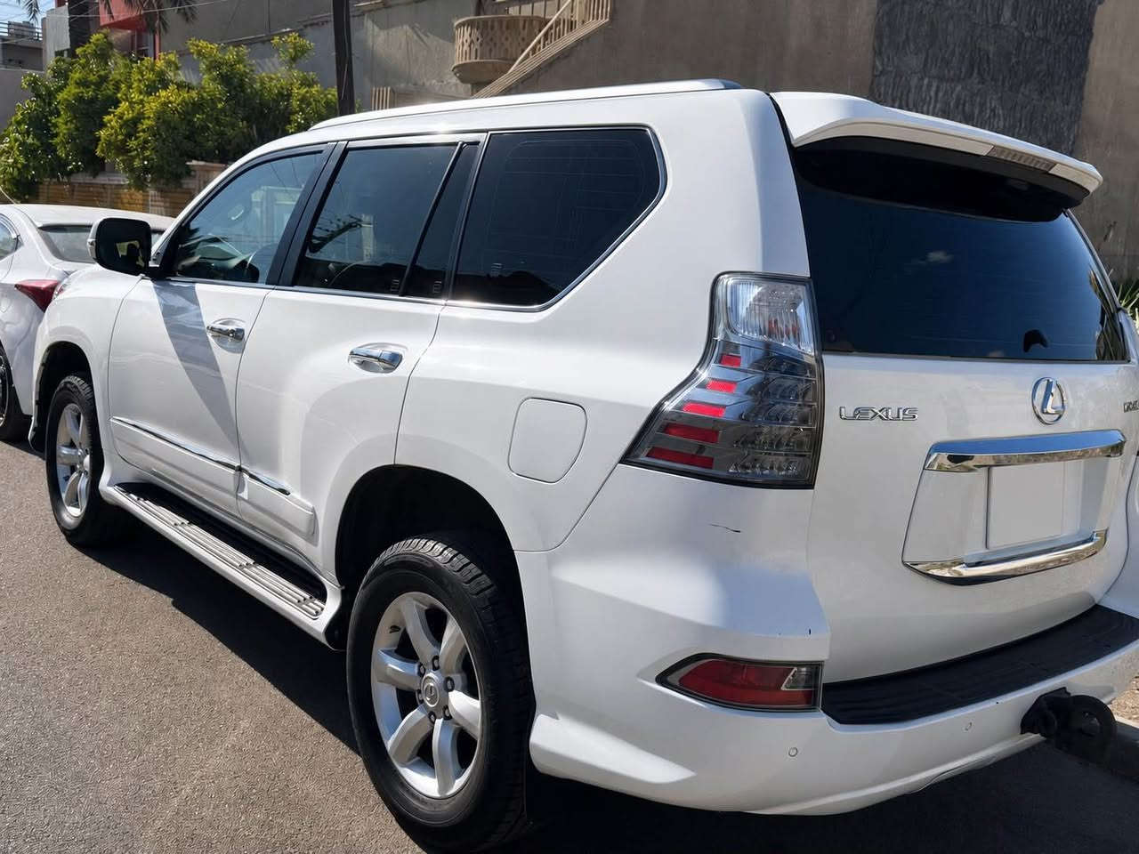 للبيع: لكزس GX 460 (الفئة الراقية) موديل 2019نوع 

السيارة: لكزس GX 460 (جي أكس 460) - عائلية دفع رباعي 

الموديل / سنة الصنع: 2019.سعة المحرك: 4.6 لتر - V8 (8 سلندر) بقوة جبارة وعملية جداً.
الكير : أوتوماتيك.نوع الدفع: دفع رباعي مستمر (فورويل 4x4).

فتحة سقف.مقاعد جلد فاخرة مع نظام تبريد وتسخين للكراسي.شاشة عرض رئيسية مع نظام ملاحة (نفيغيشن) وكاميرا خلفية.حساسات أمامية وخلفية كاملة

 نظام النقطة العمياء ومثبت سرعة وتحديد مسار.إضاءات LED أمامية وكشافات ضباب.تحكم كامل من المقود بالنظام الصوتي والهاتف.

حالة السيارة: ممتازة جداً نظيفة من الداخل والخارج، صيانة دورية منتظمة

.للاستفسار والتواصل: [***********
رقم اربيل متواجد بغداد 
ماشيه سياره 90 km بغداد, العراق

