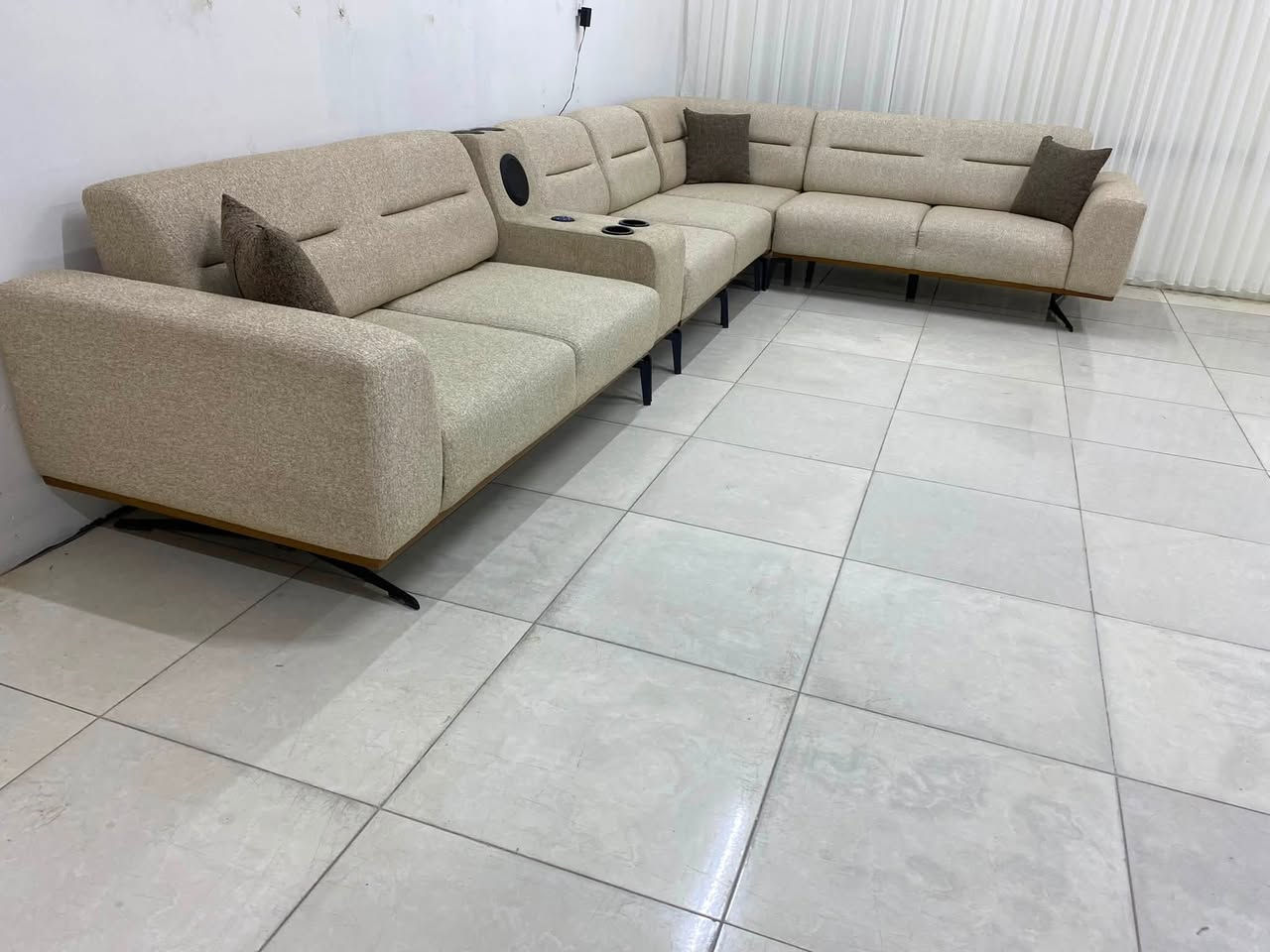 كورنر 10 نفرات تركي ماركه  نضافة 100‎%‎  قماش شانيل الحديث شي راقي  وتكمه جدا  مقاعد  طبيه ميزه السرير ضهر سلايت + شاحن موبايل سستم صوت  عنوان اربيل باداوه  للتواصل ماسنجر واتساب ***********
