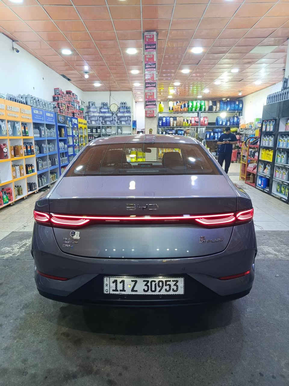 بي واي دي كن بلاص / BYD QIN PLUS
موديل 2025 / المشي الكلي 11 الف 

لون رصاصي/ حرة / بأسمي تحويل مباشر 

رقم بغداد الانكليزي / هزة جديدة / سنوية لغاية 2030 

السيارة كاملة مع جميع ملحقات الشركة 
ـــــــــــــــــــــــــــــــــــــــــــــــــــــــــــــــــــــــــــــــــــــــــ
مواصفات السيارة 

ويل كب كروم / بصمة تشغيل / بصمة ابواب / تشغيل عن بعد 

شاشة اصلية / كامرة خلفية / هاند بريك الكتروني / كشنات جلد 

لايت زينون / لد امامي / بك لايت لد متصل / حساس خلفي 

اشاير بالمري / مثبت سرعة / تحكم استيرن جهتين
ــــــــــــــــــــــــــــــــــــــــــــــــــــــــــــــــــــــــــــــــــــــــــ
السيارة مكفولة من الصبغ 
بيها شبر بارد بالجاملغ الامامي ممبين + طخه باب خلفي بسيطه موضحه بالصور 

#السعر 19,100,000 دينار عراقي وبيها مجال بسيط

مكان السيارة / بغداد / حي الجامعة 

للأستفسار 
*********** متوفر واتساب او اتصال
