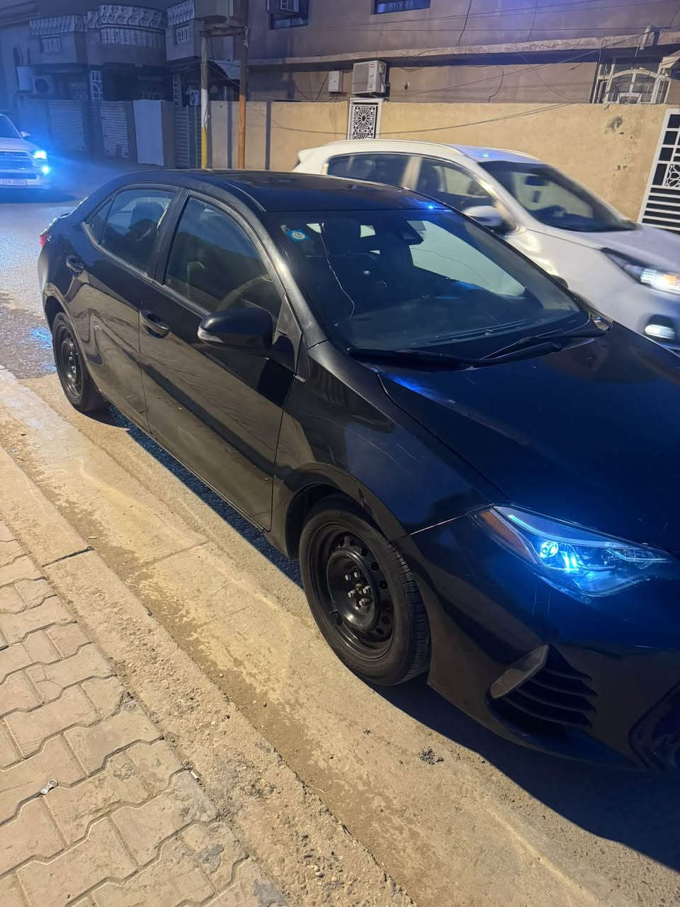 السلام عليكم كورلا  فئة SEموديل 2018للبيع
رقم بغداد،محرك 1800دوش السياره فول ماعدا البصمه حادث السياره فقط مقدمة البنيد (ايرباكات وشواصي سليمه كذلك الدواخل)بالعراق للجماليه صبغ 3قطع السياره نضيفة وصار خمس سنوات عند نفس الشخص كشنات جلد كير اوتماتيك كير ومحرك مكفولات صوار الحادث مرفقات مع الصور للتواصل *********** مكان السياره بغداد السعر 110 وبيه مجال
