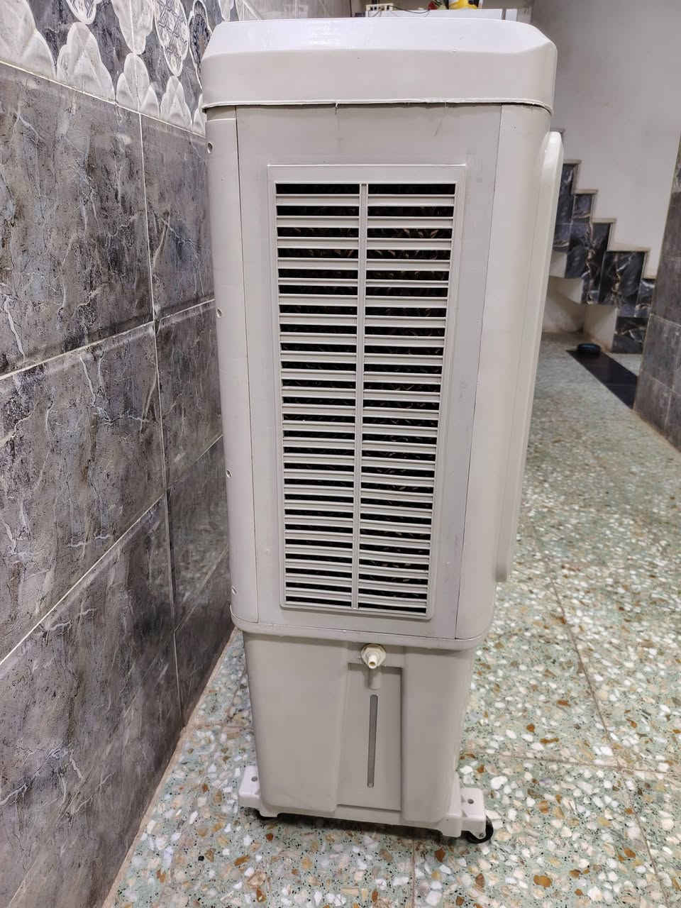 سلام عليكم كونفيره اخت الجديده. استعمال اقل ٣ اشهر سبب بيع ضيق مكان. مداخله تصليح ابد ولا مزروفه كامله 3. سرع موطور نحاس واتر بم شغال موزع هوه كامله سعر 80 مكان بغداد حسينة مال راشدية قرب عمارة حمره رقم هاتف فقط واتساب ***********
