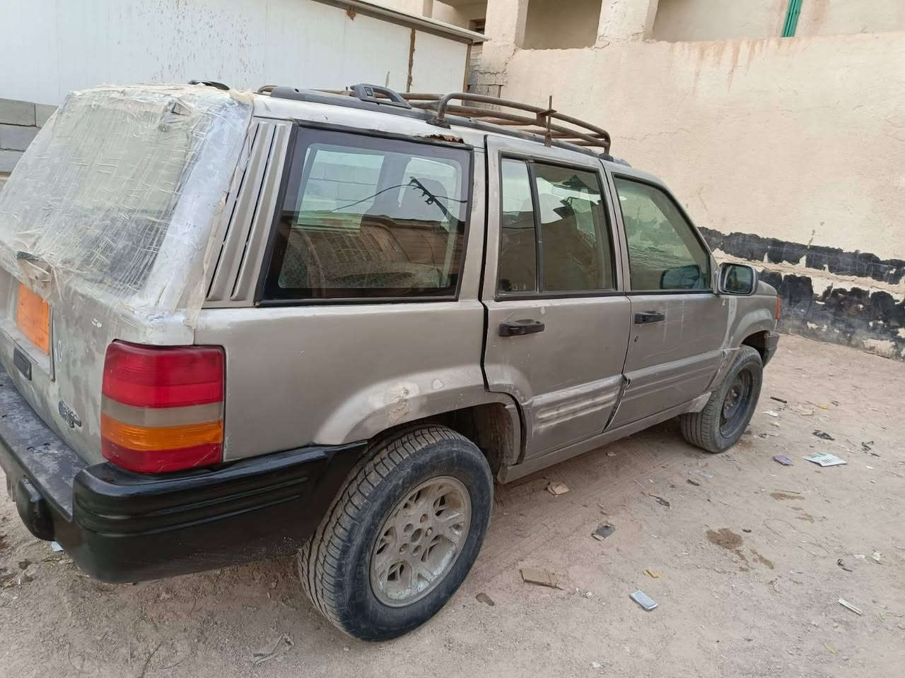 للبيع جيب شيروكي مديل 97 محوره كير ومحرك vvt2500 اتوماتيك سياره شغاله رقم انبار خصوصي بس راعيه ماندله ابيع بدون راعي السعر 14 ورقه الشراي يتصل مكانه البصره *********** .
