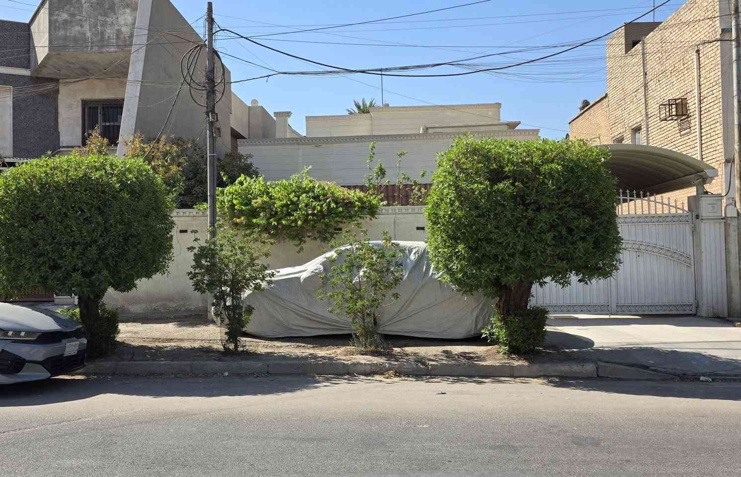 بيت للبيع بناء ستينات بناء قوى جدا نظيف محدث من بعض الاجزاء يقع فى منطقة البياع الاولى شارع 16 تجارى 20 متر مساحتة 312 ونص ...الواجهة. 12 ونصف ونزال 25 يحتوي الطابق الارضي على صالة وغرفة خطار وغرفة طعام وغرفة نوم ومطبخ وحمام بالاضافة الى صحيات ثانية والطابق الثانى غرفتين ومخزن خارحي ويوجد مخزن خلف الدار ويحتوي على حديقة وكراج يتسع لسيارتين وسعر مناسب جدا يباع بسعر الارض للاستفسار 
اتصال ***********
