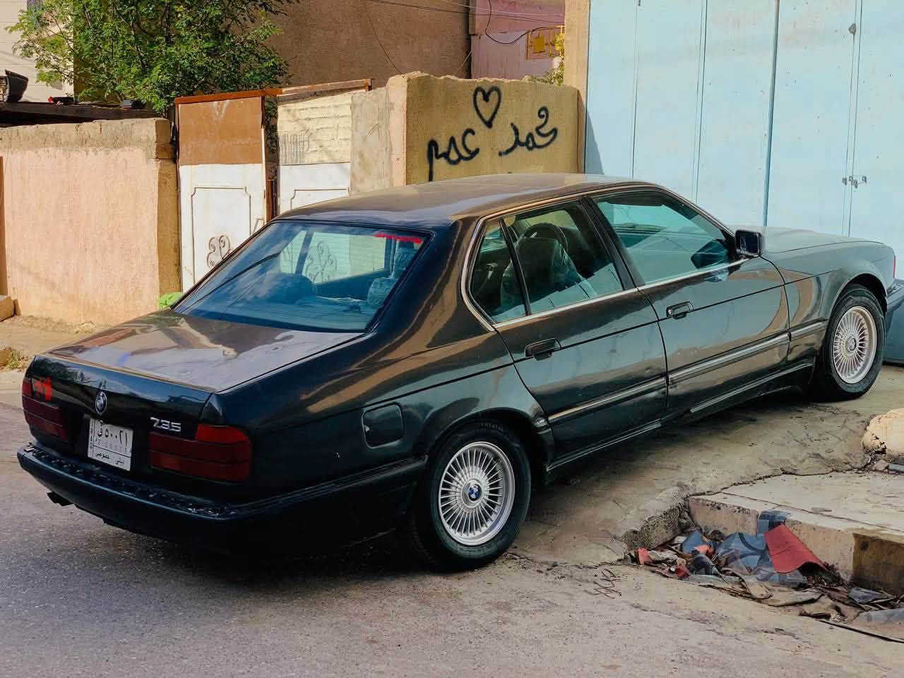 السلام عليكم بي ام  موديل 1991رقم ديالى سنويه صاقطه 
صاحبهه ماندله أبيعها كوم حديد اكفلهه من السرقه والعشاير ومكينتهه كايمه كير جديد وياله جدد صدر جديد غرفتهه حلوه  تايرات زوج جديد وزوج تعبان  السياره تحتاج مكينه تجفت فقط عنواني صلاح الدين والخاص مفتوح 
او اتصل ***********
