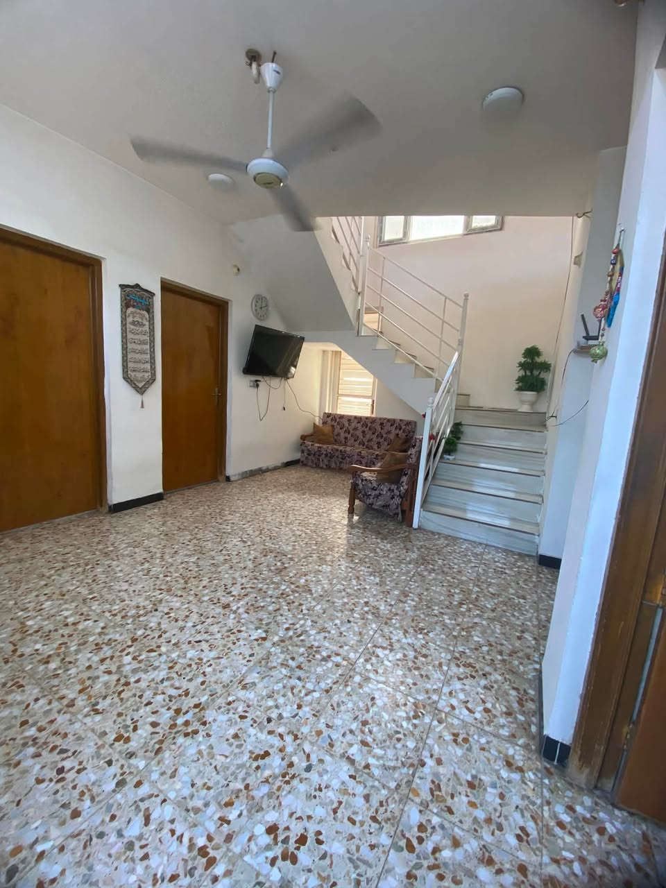 🏡 للبيع | بيت سكني حديث في بابل – حي الأكرمين
📍 الموقع: محافظة بابل – حي الأكرمين
📐 المساحة: 125 متر مربع
🛣️ عرض الشارع: 20 متر
🏠 بناء حديث – سنة 2022
📜 طابو صرف – سند حر

تفاصيل البيت:

🔹 الطابق الأول: غرفتان، صالة استقبال، مجمع صحيات، مطبخ، وعدد 2 مناور .

🔹 الطابق الثاني: 3 غرف نوم، صالة، مجمع صحيات، سطحان،سطح عالية، وسطح ناصي.

⭐ المميزات والخدمات:
• قريب من المدارس والمستشفى وشارع الكيات 
• المنطقة
• شبكة مجاري + مياه صرف الأمطار
• أعمال التبليط قيد الإنجاز 
• إنترنت فايبر ضوئي متوفر
• شارع بعرض 20 متر
• يُباع مع البيت: كيزر + تانكي ماء سعة 1000 لتر + ماطور ماء
• طابو صرف وسند حر
السعر 145 وبي مجال للجادين 

📞 للجادين والاستفسار، التواصل على الخاص

***********
***********

✨ بيت بناء حديث 2022، موقع مميز، خدمات متكاملة، وسند حر — فرصة ممتازة وجاهز للسكن الفوري . 🏡
