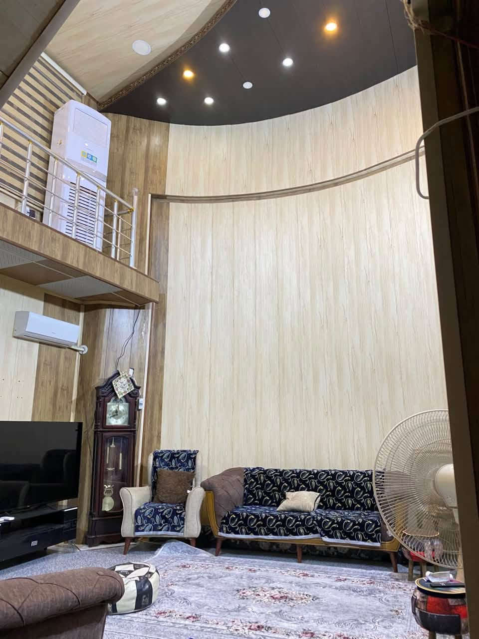 اللهم صل على محمد وال محمد 
للبيع بيت نظيف جداً ٢٠٠ متر طابقين في النجف حي العدالة السعر ٣٩٨ فقط البيت من جهة شارع الجنسية صب مسلح الارضي غرفتين وصالة واستقبال وحديقة وكراج سيارة ومطبخ والطابق الثاني غرفة كبيرة جداً بحدود ٥٠ متر البيت بناء ٢٠٠٧ وتم التجديد والتحديث ب ٢٠١٨ والسعر مناسب جداً للراغب بالشراء مراجعة مكتب وشركة حسنين شربة ملحق الروان قرب مطعم خان كباب مقابل فندق جنة العراق سابقاً 

للجادين بالشراء *********** مكتب وشركة حسنين شربة 
رابط الكروب الخاص بنا فقط 👇👀👇

https://www.facebook.com/groups/2787238878216039/?ref=share&mibextid=NSMWBT

نص مكتوب في الصور:
- البيت دبل فاليوم بحي العدالة ۲۰۰ متر *********** مكتب حسنين شربة