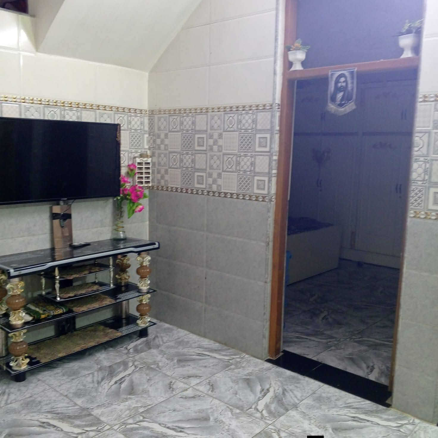 السلام عليكم بيت للبيع زراعي مساحة الكلي 400 و180 حديقة والباقي بناء البيت يحتوي على غرف نوم ثلاثة ثنين جوة واحدة فوك وصالة ومطبخ حار وبارد واستقبال صحيات كهرباء وخط سحب وماء  كامل جميع الخدمات  منطقة العوادل قرب جسر الفرنسي السعر خاص الاستفسار على الرقم
***********
***********
