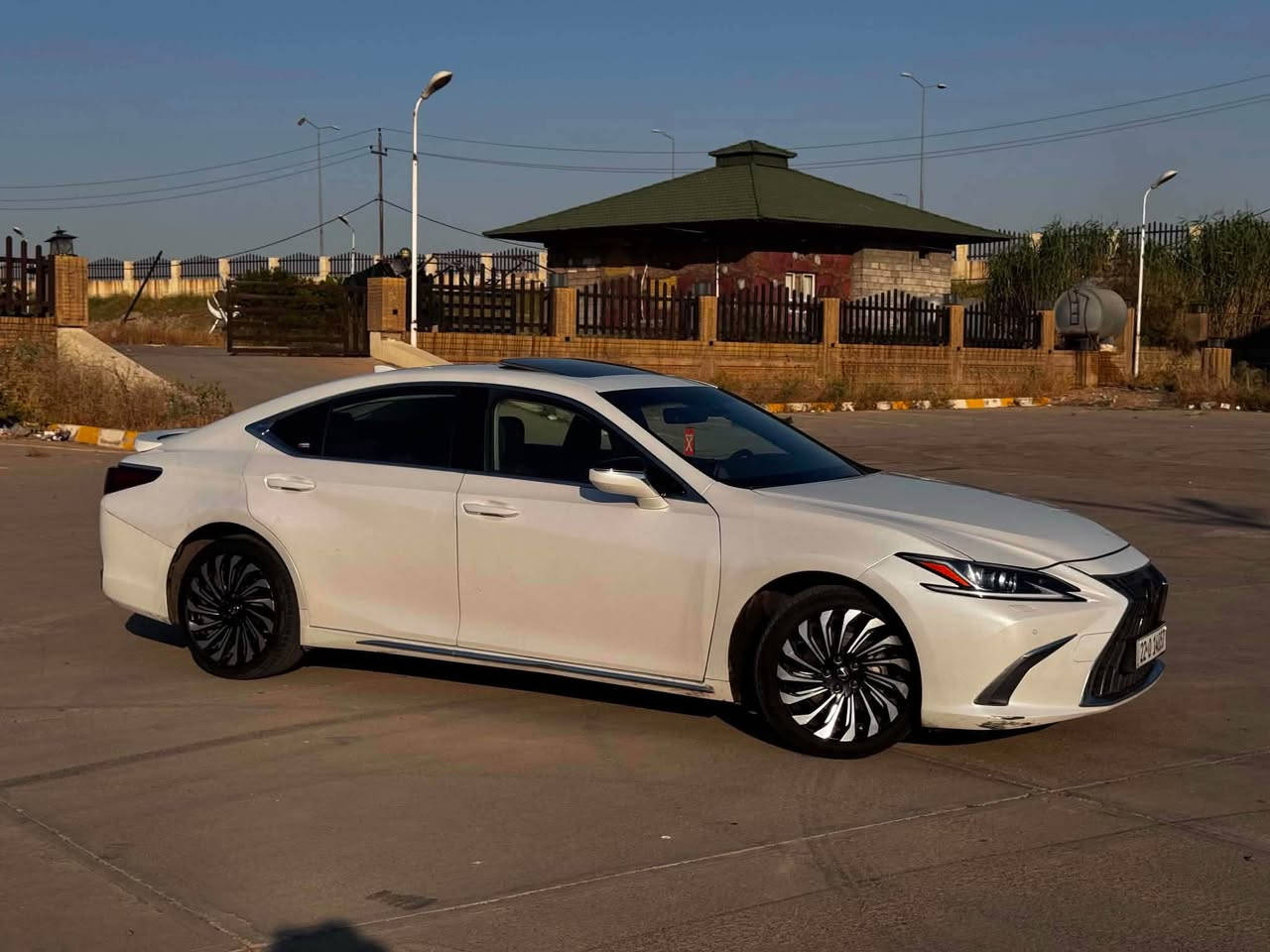 مواصفات سيارة لكزس ES250 موديل 2023 الأمريكي، هاي أهم المواصفات:
* 🚗 الموديل: Lexus ES 250 AWD 2023
* 🔧 المحرك: 2.5 لتر، 4 سلندر
* ⚙️ القير: أوتوماتيك 8 سرعات
* 🛞 الدفع: رباعي AWD
* 💪 القوة: 203 حصان
* 🔩 العزم: 249 نيوتن.م
* ⛽ الوقود: بنزين
* 👥 المقاعد: 5
* 🧳 الشنطة: حوالي 396 لتر
* 📏 الطول: حوالي 4.98 متر
* 🛞 الجنوط: تختلف حسب الفئة
* 📺 الشاشة والكاميرات والرادار: تختلف حسب الفئة (Base / F SPORT / Luxury / Ultra Luxury)

 المواصفات كاملة بالتفصيل، مثل الشاشة، الكاميرات، الرادار، فتحة السقف، المقاعد، والداخلية أكتب لك إياها كلها.

حادثه مبدل ثلاثه قطع بيلادي
بيها كوبون بانزين
سياره جاهزه رقم أربيل بسمي
سعر 235$
***********
