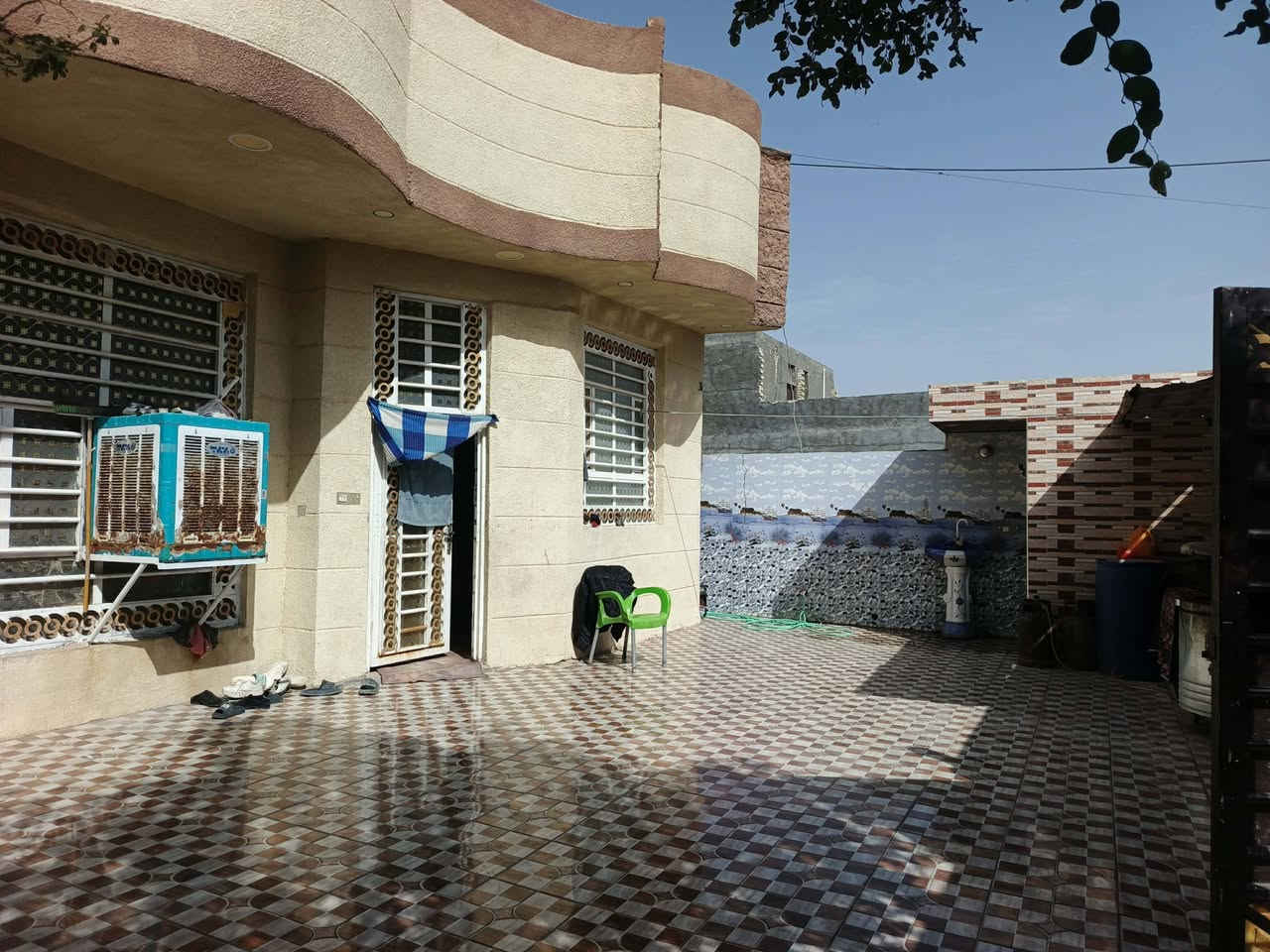 للبيع بيت 300م حي الامير قريب ع الشارع العام شارع•• ناحية محاويل ••معروض ب 130 وبي مجال ***********
