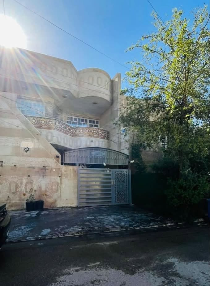 بيت سكني للبيع في منطقة جكوك / حي الأساتذة
📍 شارع 15

بيت بموقع ممتاز وواجهة مرتبة، مناسب للسكن العائلي. 

✨ تفاصيل العقار:  
▪️ المساحة: 150 متر  
▪️ الواجهة: 7.5 متر  
▪️ النزال: 20 متر  

منطقة هادئة وقريبة من الخدمات، مع توزيع ممتاز للمساحة 🌟

📞 للاستفسار والتفاصيل أكثر:  
***********
