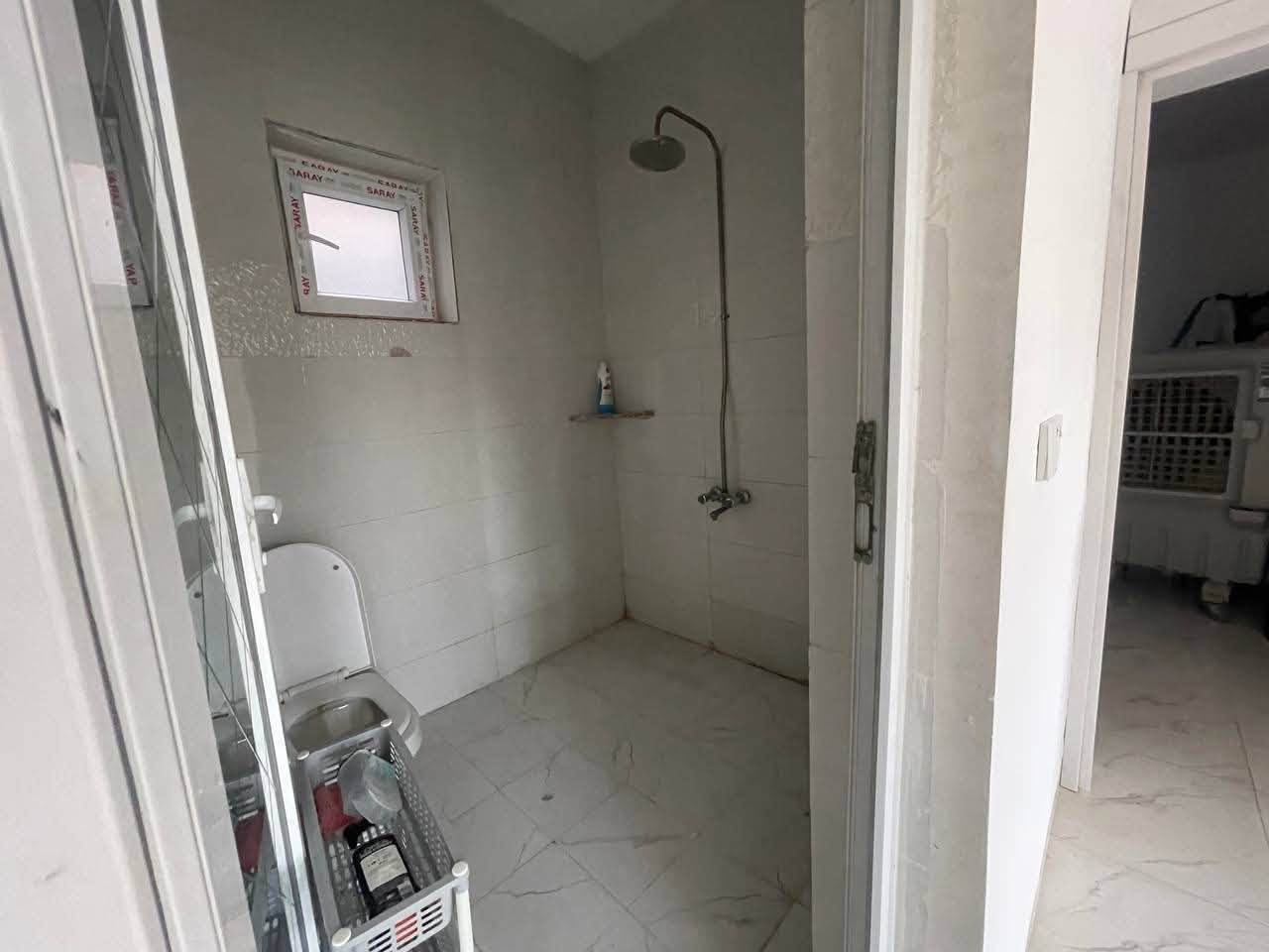 🏠 بيتين للبيع في شوراو 1

🔹 البيت الأول: مساحة 125 م²، ركن مربع.
🔹 البيت الثاني: مجاور للبيت الركن، بصف الركن.

💧 بئر ارتوازي — ماء متوفر 24 ساعة
⚡💧 كامل الخدمات: ماء، كهرباء وتبليط
🏡 البيتان طابق واحد.

📍 موقع مميز في شوراو 1، قرب جامع طريق الجنة، وقريب من المستوصف والمدرسة.

📞 لمعرفة السعر والتفاصيل ***********

🏠 دوو خانوو بۆ فرۆشتن لە شۆراو ١

🔹 خانووی یەکەم: ڕووبەر ١٢٥ مەتر، لە گۆشەی چوارگۆشە.
🔹 خانووی دووەم: دراوسێی خانووی گۆشەکەیە و لە تەنیشتی گۆشەکەیە.

💧 بیرێکی ئارتوازی — ئاوی ٢٤ کاتژمێر بەردەستە.
⚡💧 هەموو خزمەتگوزارییەکان بەردەستن: ئاو، کارەبا و ڕێگای پێکراو.
🏡 هەردوو خانووەکە یەک نهۆمن.

📍 شوێن: شۆراو ١، نزیک مزگەوتی ڕێگای بەهەشت، نزیک پەرستارگە و قوتابخانە.

📞 بۆ زانیاری زیاتر ***********
