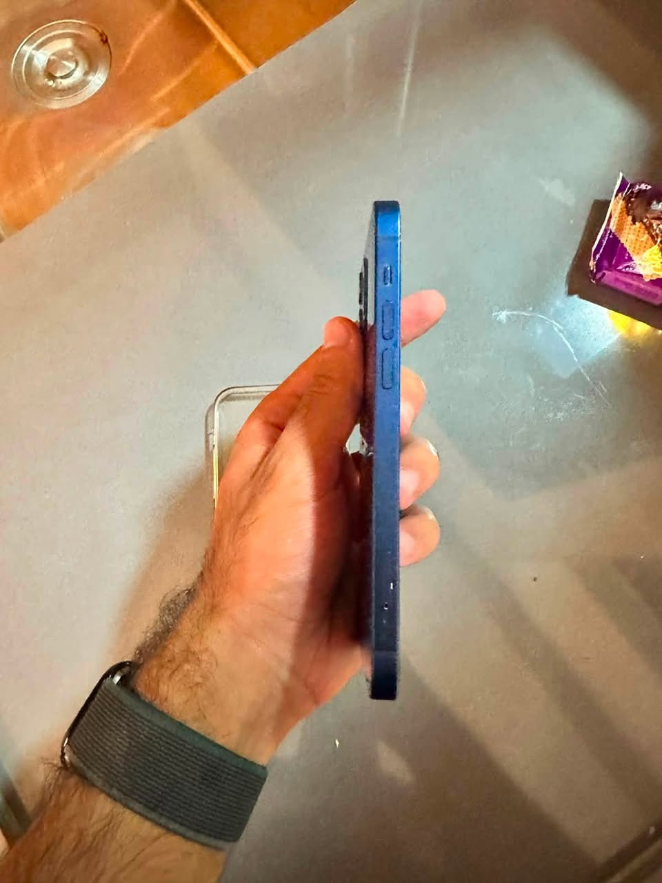 آيفون ١٢ عادي 
ذاكره ١٢٨ غيغا 
بطاريه ٩٠ ٪؜ 
فيس إيدي شغال 
جهاز بلادي 
فقط شاشه الكلاس مفطور فقطط الكلاس 
يجي ويا كفر شفاف 
السعر ٢٢٠ وبي مجال قليل 
عنوان بغداد
للتواصل ***********
