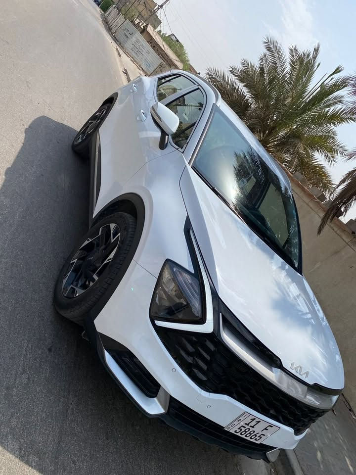 للبيع سياره سبورتج ٢٠٢٥ جديده ماشيه ٢٠٠٠ بغداد خليجيه مكفوله من شخط والضربة
 سبورتاج 2025 خليجي 2.0
* المحرك: 2.0 لتر، 4 سلندر
* القوة: حوالي 156 حصان في مواصفة 2.0 MPI الخليجية.
* القير: أوتوماتيك 6 سرعات
* الدفع: يتوفر AWD دفع  ببعض الفئات.
* عدد المقاعد: 5
* صرفية معلنة: حوالي 13.8 كم/لتر لنسخة 2.0 AWD. 
* جنوط: تصل إلى 19 إنچ في بعض الفئات.
* كراسي كهربائية + تدفئة،.
* بصمة دخول وتشغيل
* صندوق كهربائي
* كاميرا خلفية + حساسات أمامية وخلفية
* شاشة وApple CarPlay
* مراقبة النقطة العمياء
* تشغيل عن بُعد
* تدفئة الدركسون 
ضمان الشركه الدوليه بيها 4 تفويلات دهن بحاله الوكاله 
* 6 وسائد هوائية في بعض الفئات للاستفسار ***********اتصل على الرقم العادي ماكو وات ساب غير متواجد وات ساب السعر 227 وبيها مجال
