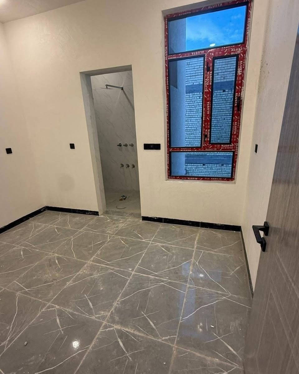 مشتملات  عدد ( 2 )50 متر للبيع 🏡🏡🏡
دارين 👍👍👍
 واجهه 4متر  
نزال 12.50متر 
بناء حديث درجه اولى 
يحتوي على صاله ومطبخ وحمام 
الطابق الثاني
غرفتين نوم.  حمام. عدد 2
طابق الثالث غرفه نوم وسطح 
العنوان :: ضباط الشهداء قرب جامع محمد رسول الله المجاور شارع المضخة التجاري  
للاستفسار ***********
السعر  البيت الواحد 150مليون
