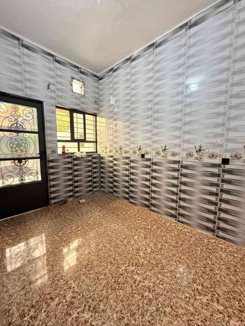 بيت 🏠 للبيع  مساحة 125 متر حي الانتصار شارع 60 مقابل المستوصف المربع الذهبي  بيت فول فول سند طابو الزهور يتكون من غرفتين وهول ومطبخ وصحيات  (السعر 80 وبي مجال) للاستفسار مكتب ابو صفوان العقار اتصل على الارقام التالية  
*********** واتساب✅                  ***********.   واتساب ✅
