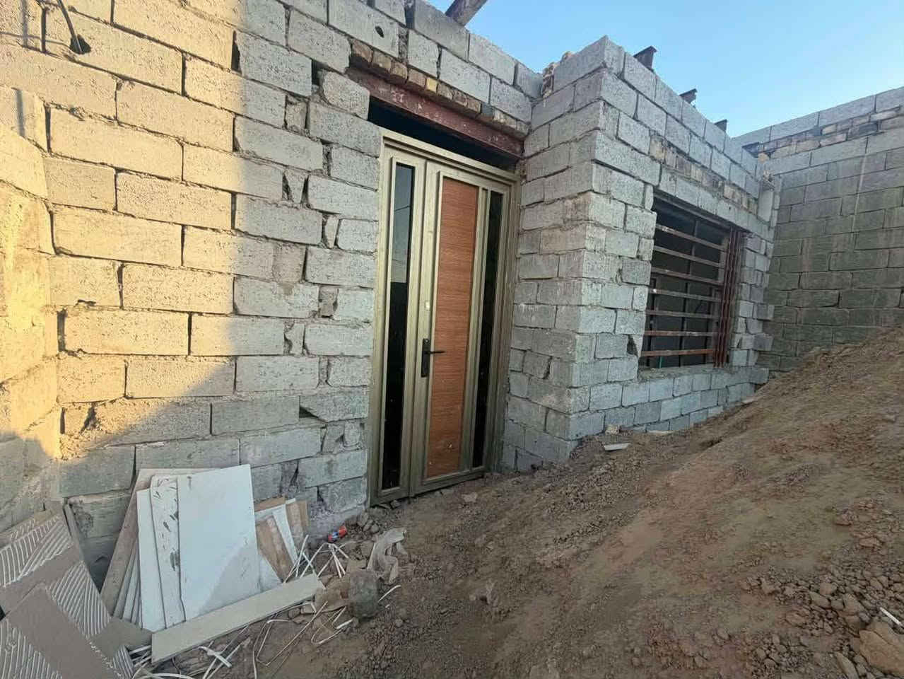 يالله سلام عليكم  بيت للبيع  125متر يتكون البيت من غرفة نوم وصاله   ومطبخ   البيت كامل الماي والكهرباء كامل بي نقص بس  وبورك  سند25  مداور بأسم المشتري مشمول بالتطويب العنوان الديوانية مقابل حي الحضاره البو جاسم  خلف مديرية المخدرات الجديده 
السعر 20 نقد  
اقصاد 25
