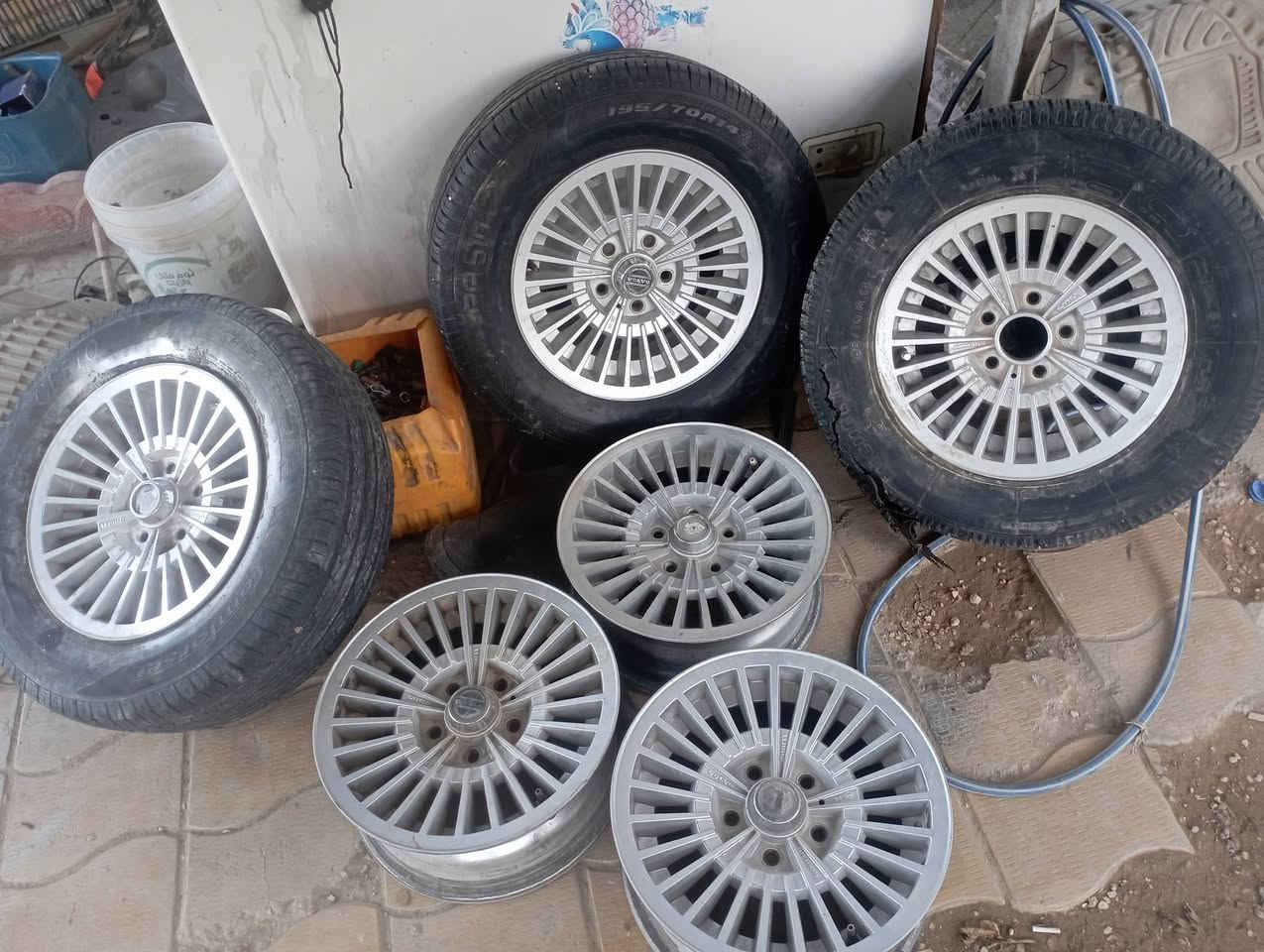 ويلات فالفو لبيع حجم 14 6ويلات وهذني مشدودات بسياره حجم 16تخم نضيفات الشراي يتصل ***********
