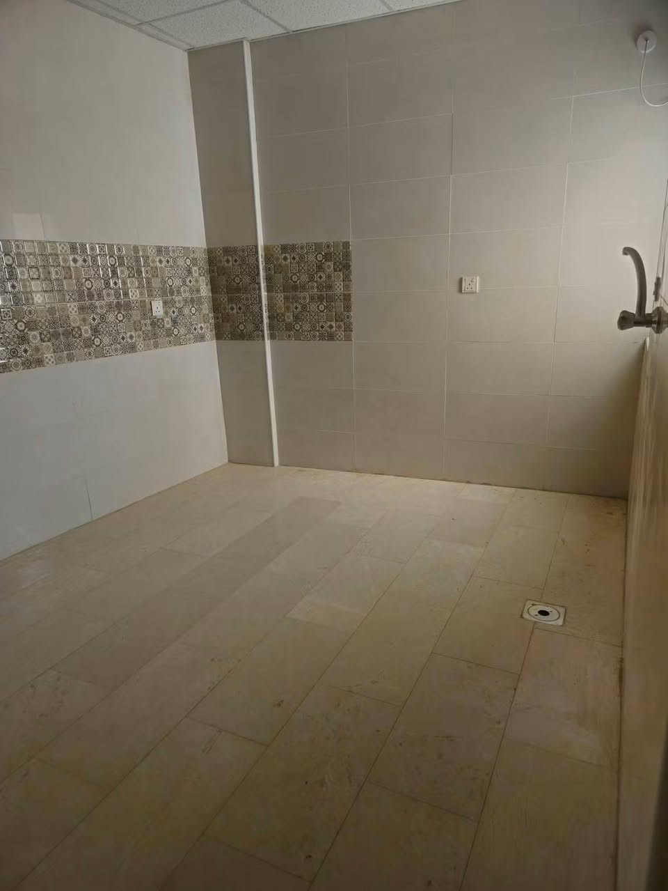 سلام عليكم متوفر شقق سكنية للايجار للعوائل فقط العمارة جديدة وغير مسكونة جميع الشقق الاول مرة تسكن يوجد غرفتين واستقبال ومطبخ والخدمات الصحية ويتوفر كراج للسيارت والعمارة مراقبة في الكامرات ويوجد نظام سكيورتي .. العنوان تقع بين ابو نؤاس والكرادة داخل الشارع الثاني لحسينة الرسول (ص) للاستفسار الاتصال عل ***********
