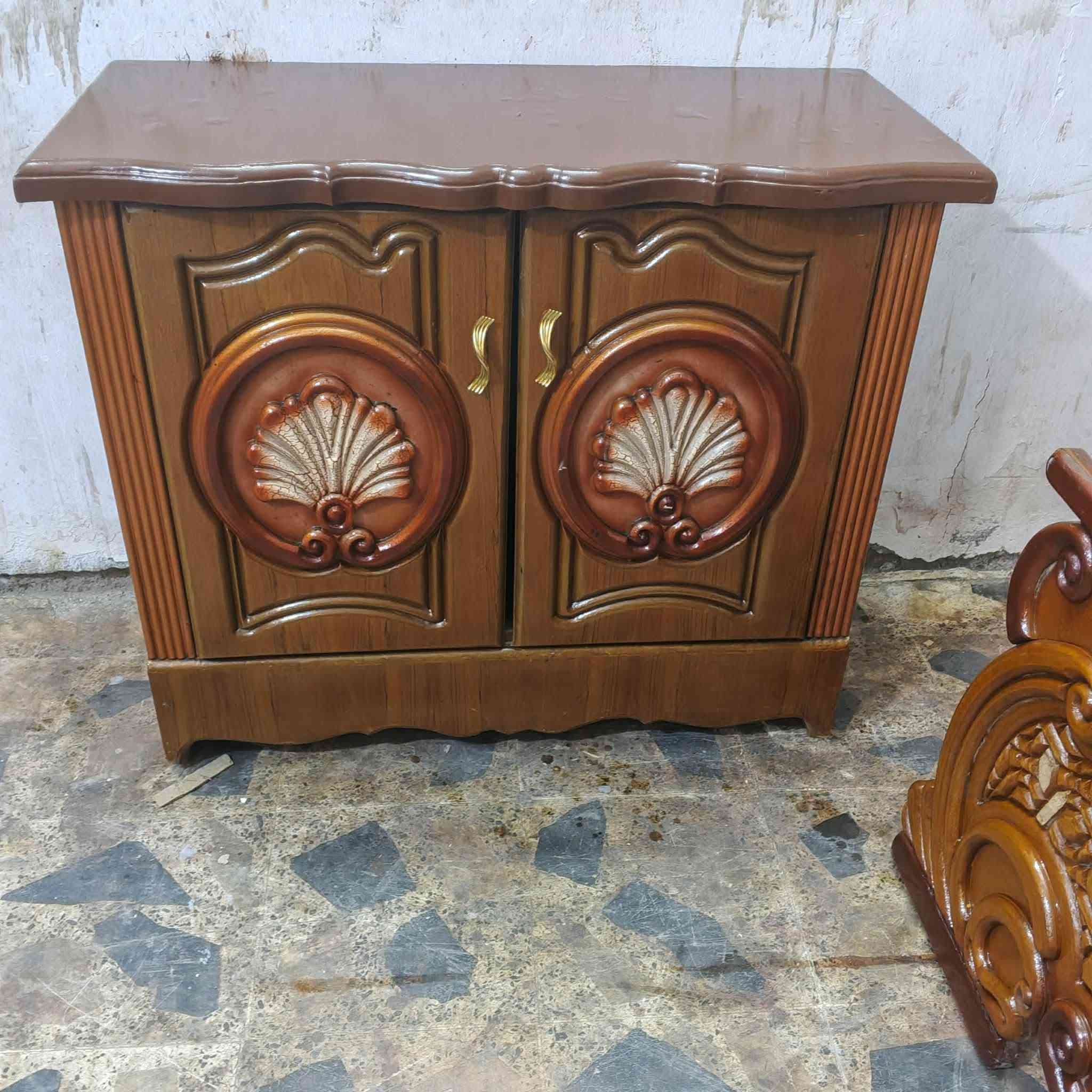 غرفة اخشاب ام السته نجاره نظيفه كلش السعر650 مكان ناصريه ***********
