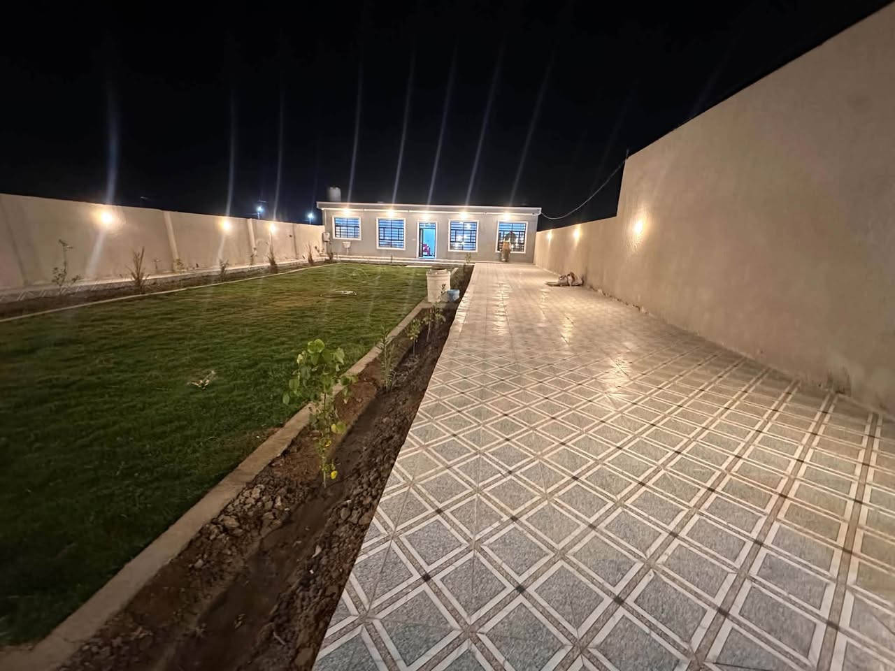 بسم الله الرحمن الرحيم 

السلام عليكم مزرعه للبيع حي الفرات طريق السنيه السياحي مجاور سكه القطار خلف منتجع الحيوانات وحديقة الروشه سند زراعي ٢٥ مداور بأسم المشتري 
رفت كونكريت ارتفاع ٣٠ سم كله ارضيه المشتمل والكراج والداير وتسليح أبو النص وأبو ٣ اثمان
سقف كونكريت تسليح أبو النص وأبو ٥ أثمان وأبو ٣ اثمان
بناء طابوك وبلوك وملبوخ بطن وضهر المشتمل
ماطور عدد ٢ بير واسأله
ومولده 
وثلاجه 
وميز و٦ كراسي
وتخم وكاونتر وسنكي
وغرفه نوم 
وشوايه بناء 
ارضيه المشتمل بورسلاين والكراج بورسلاين ايفا
مصبوغه ومنثوره الجدران من الداخل 
مؤثثه وجاهزه للسكن 
بناء ٢٦ ما مسكونه

المساحه ٥٠٠ م واجهة ١٥ م بناء المشتمل ١٠٠ م حديقه ٢٥٠
كراجات ١٥٠
للاستفسار الاتصال 

***********
او زيارة مكتب الماس للعقار _حي الحضارة _مقابل معمل ثلج الحيدري
