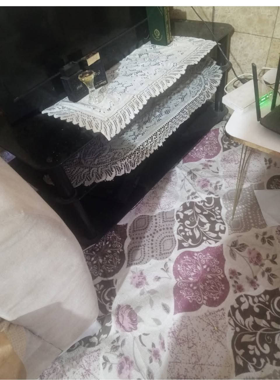 شاشة • ميز تلفزيون