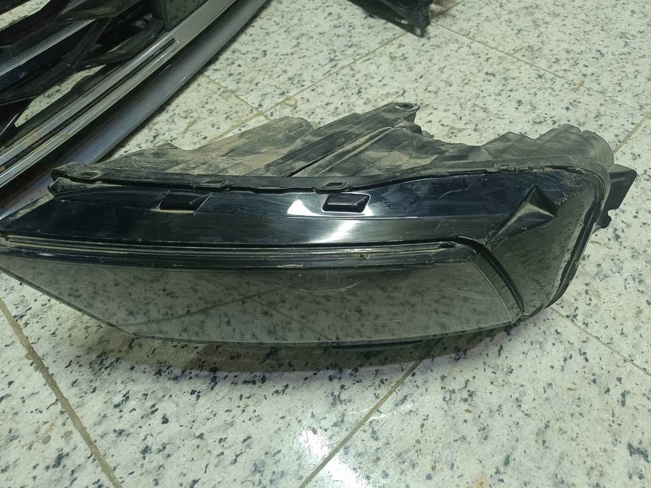 السلام عليكم
غراض سوناتا ٢٥ للبيع 
دعامية سمنتي مكسورة شويه جهة عكس السايق ١٢٠ الف
لد مكسور مثل ما موضح بالصورة ١٥٠ الف
كفرات دعامية جوة اللايت زوج ٦٠ الف
لايت عدسات جهة السايق مكسورة اذاناته ١٠٠ الف 
المكان الحلة 
***********

